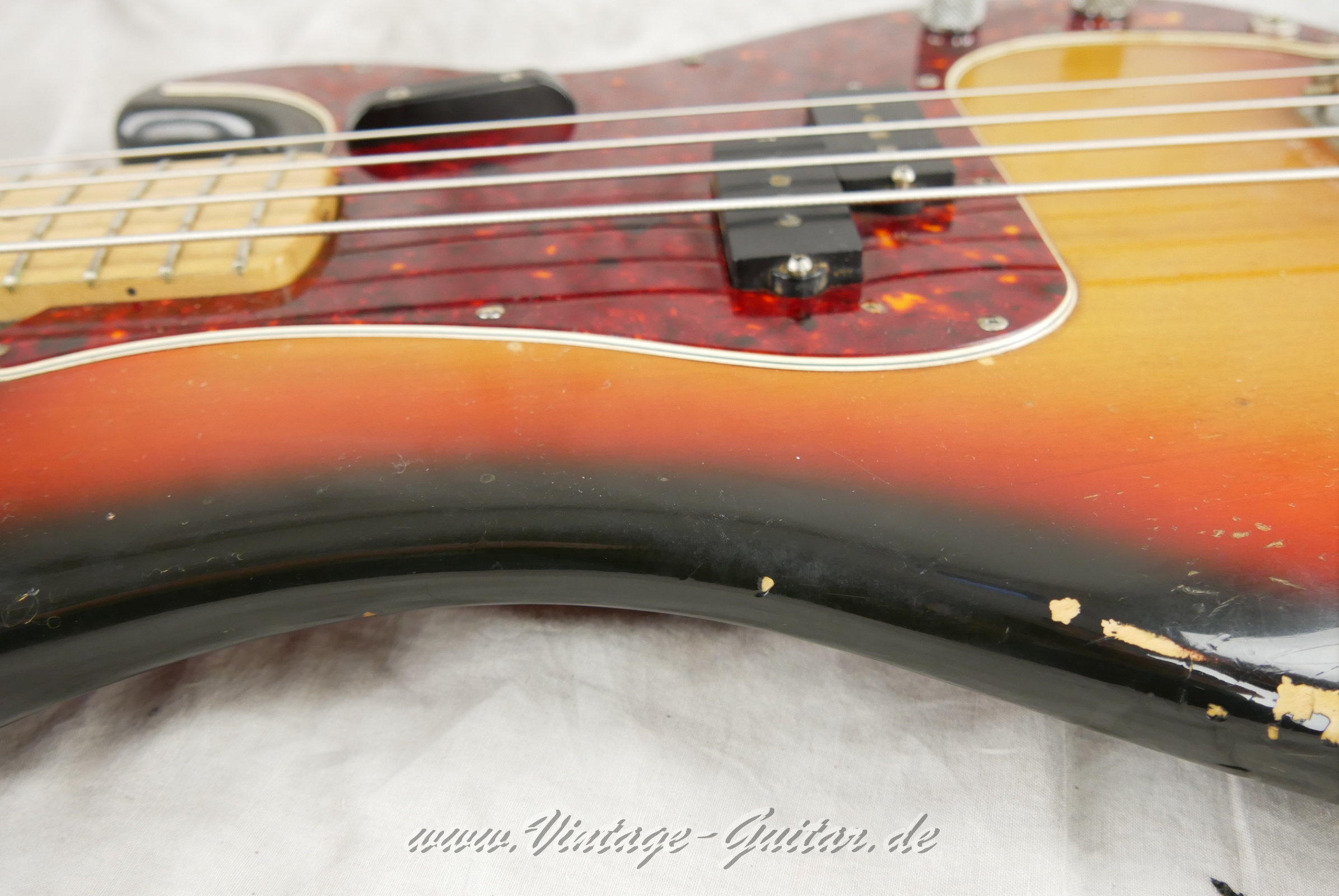 Fender_Precision_Bass_sunburst_1970-017.JPG