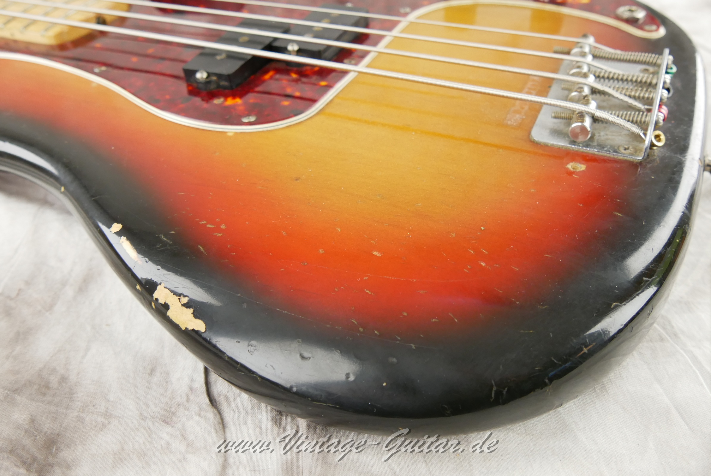 Fender_Precision_Bass_sunburst_1970-018.JPG