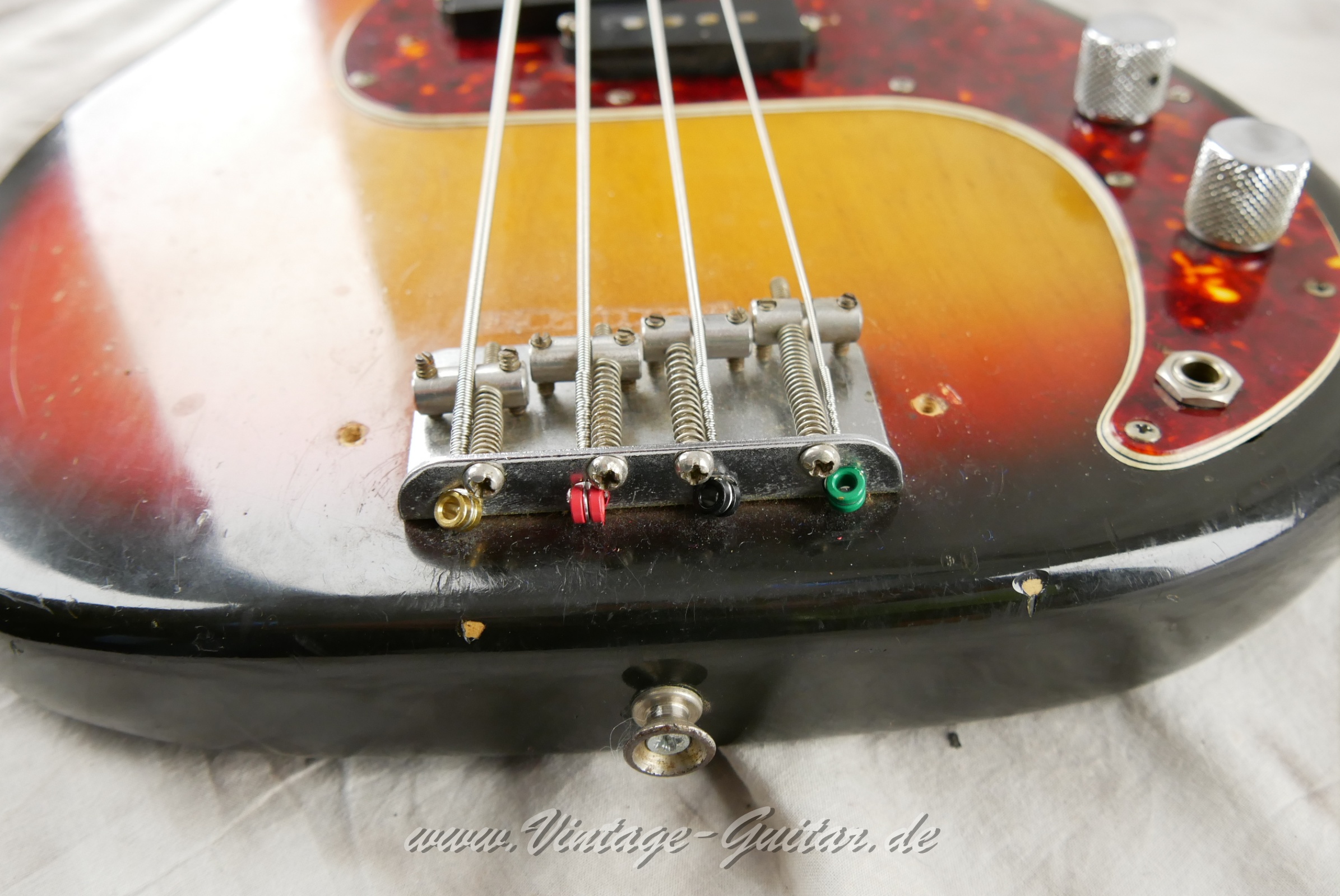 Fender_Precision_Bass_sunburst_1970-019.JPG