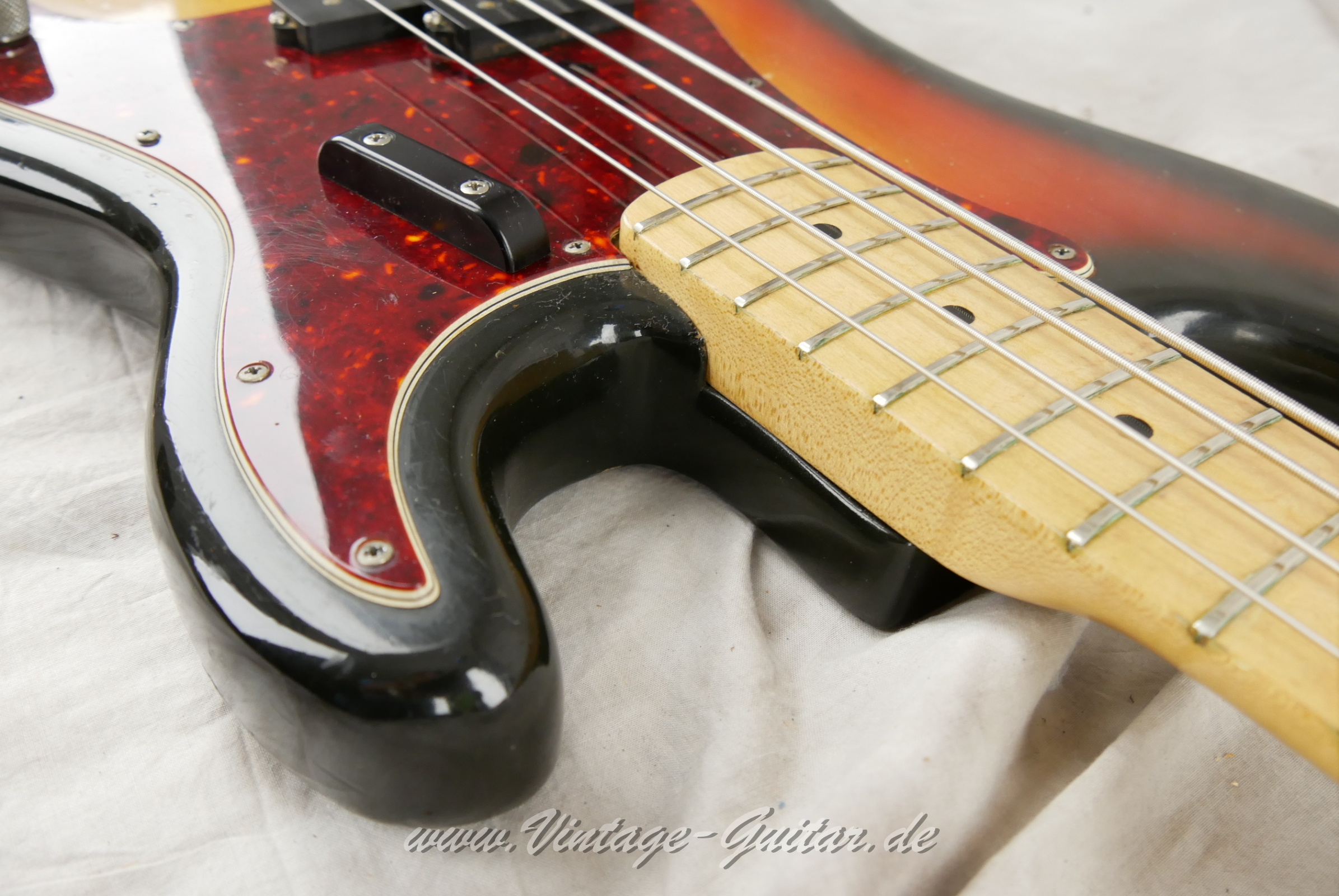 Fender_Precision_Bass_sunburst_1970-020.JPG