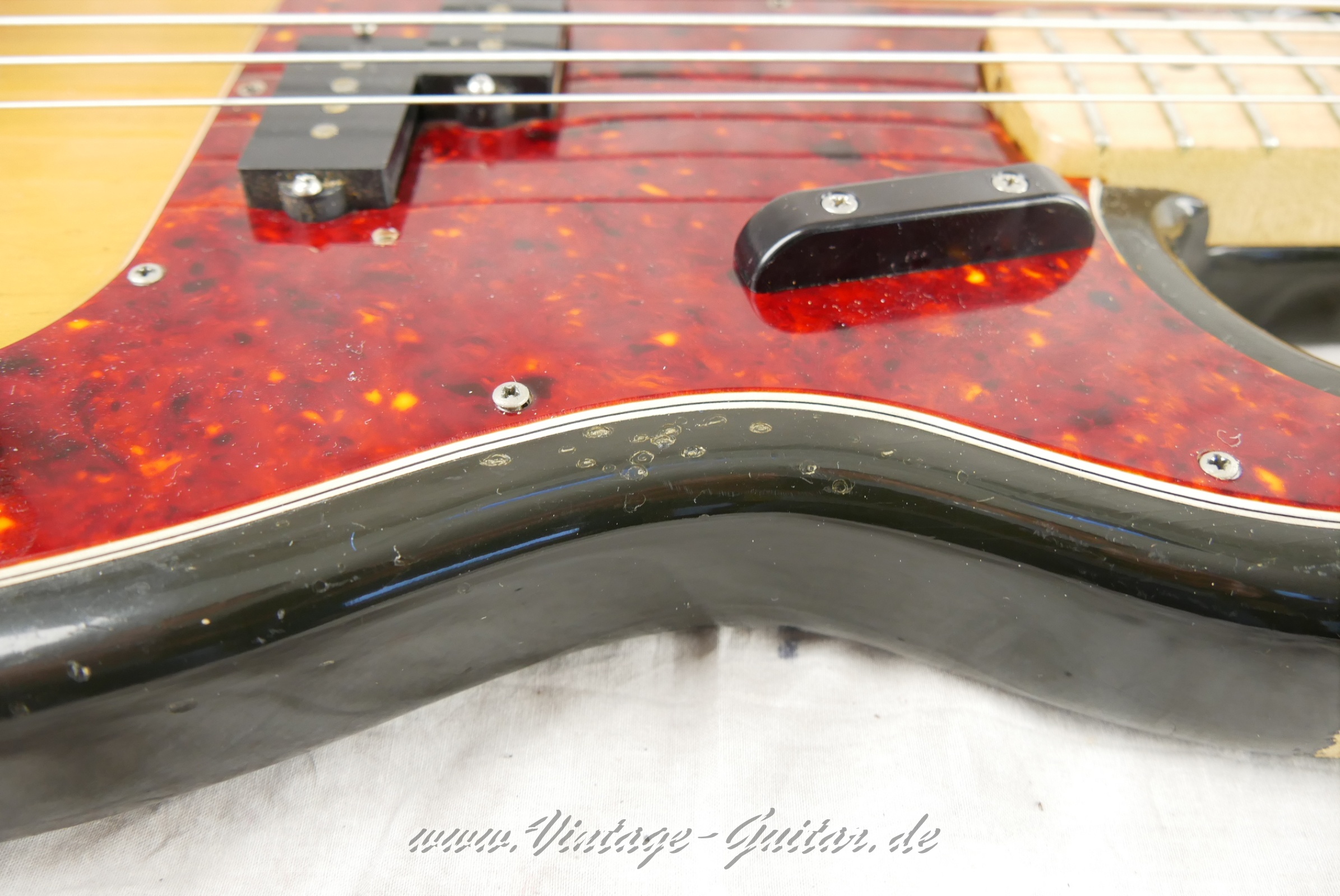 Fender_Precision_Bass_sunburst_1970-021.JPG