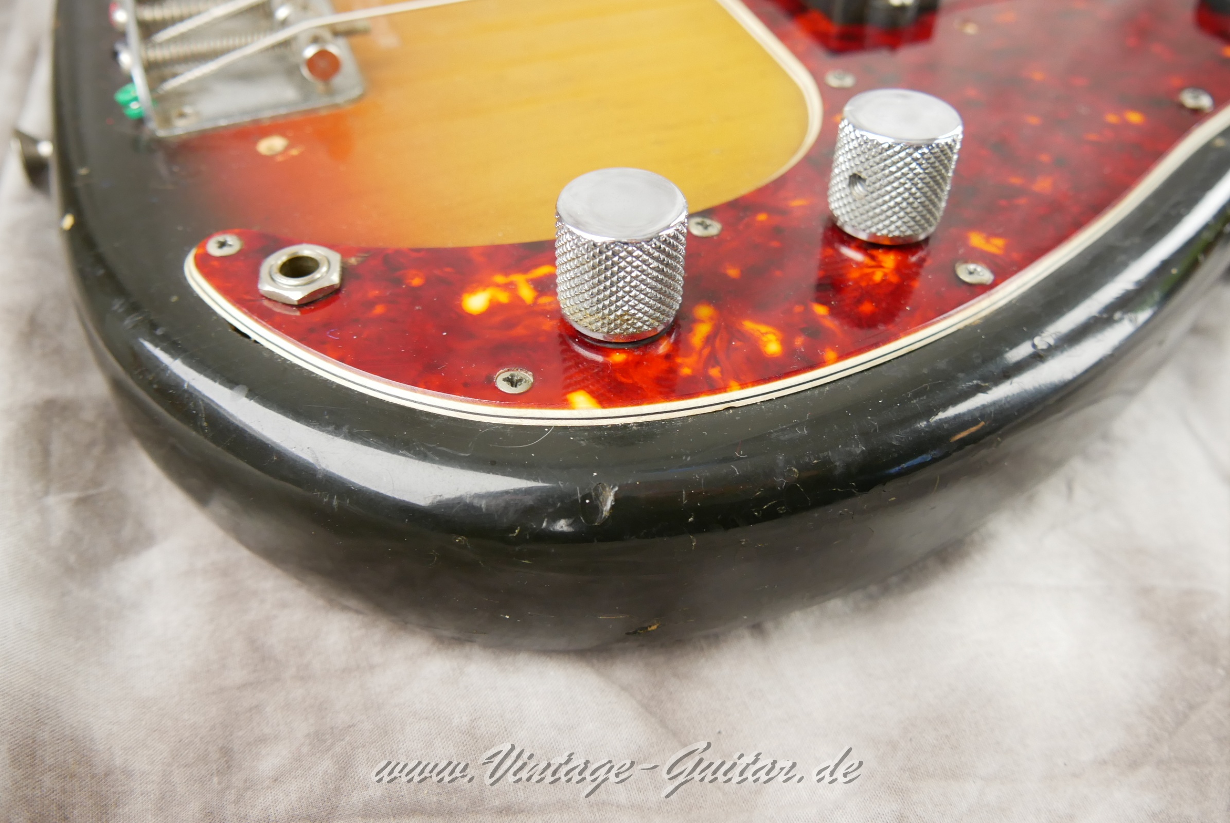 Fender_Precision_Bass_sunburst_1970-022.JPG