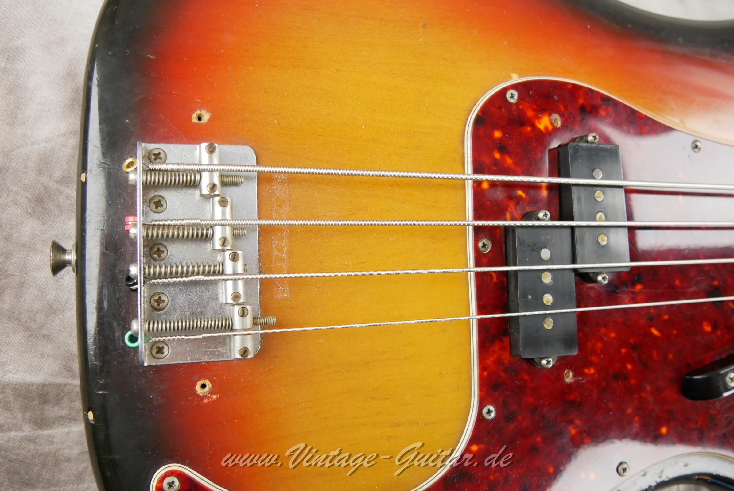 Fender_Precision_Bass_sunburst_1970-023.JPG