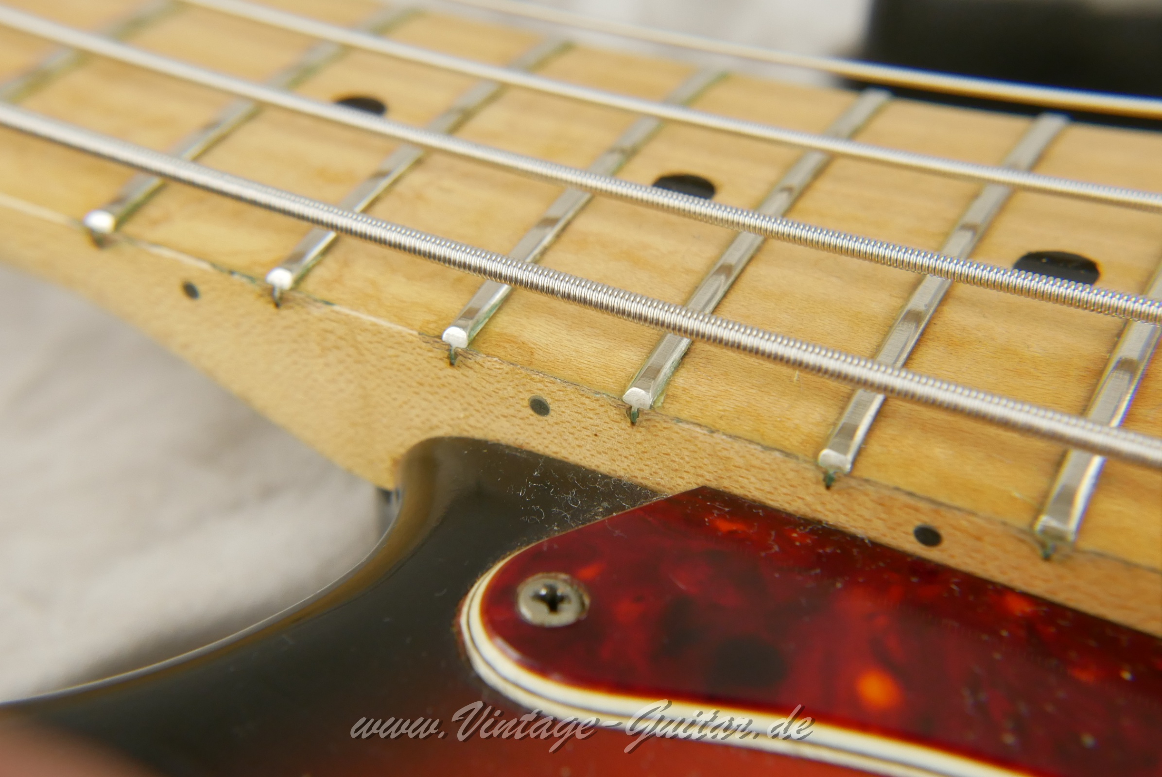 Fender_Precision_Bass_sunburst_1970-024.JPG