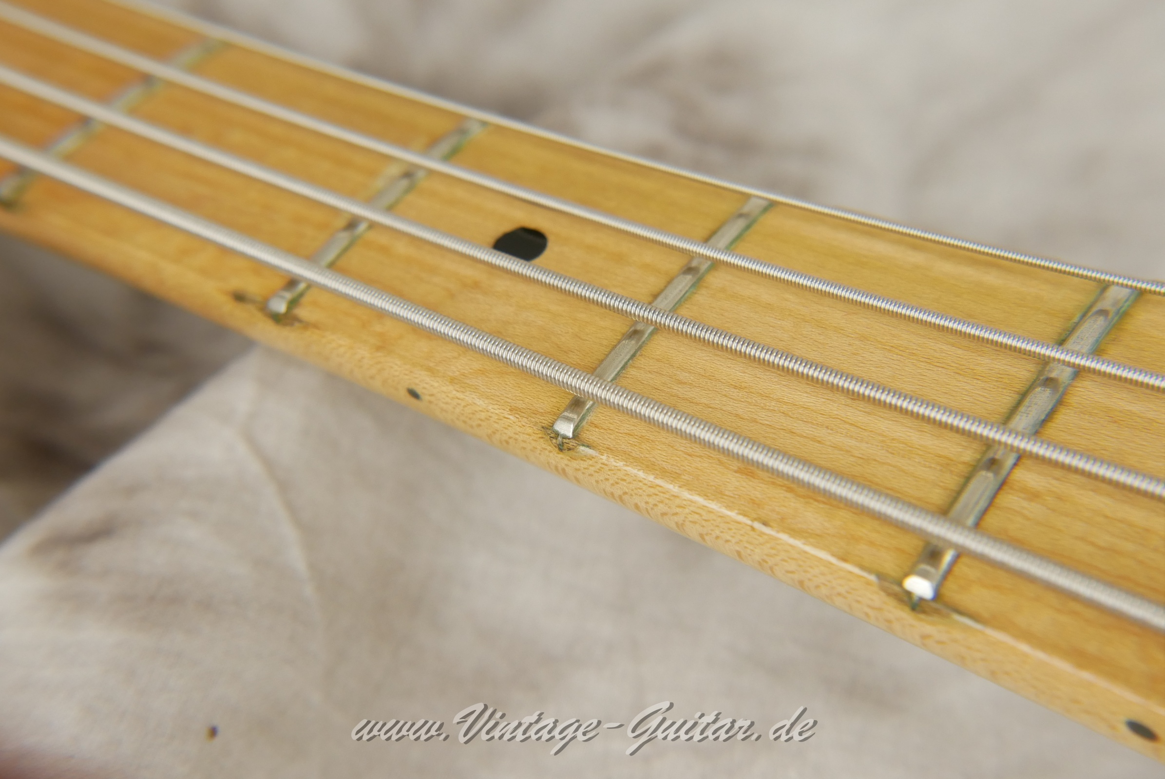 Fender_Precision_Bass_sunburst_1970-025.JPG