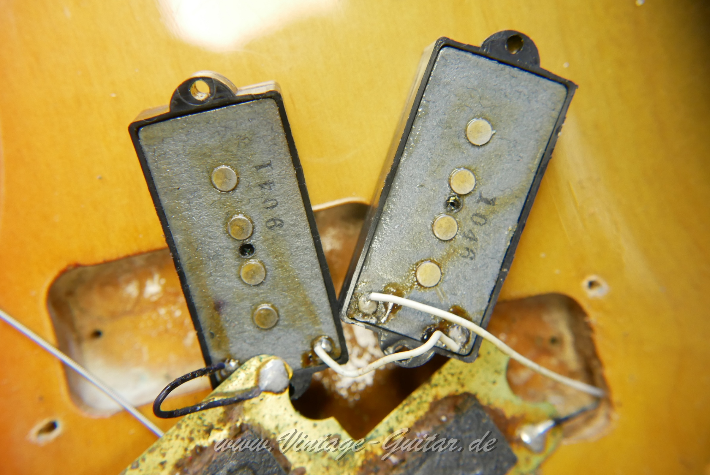 Fender_Precision_Bass_sunburst_1970-027.JPG