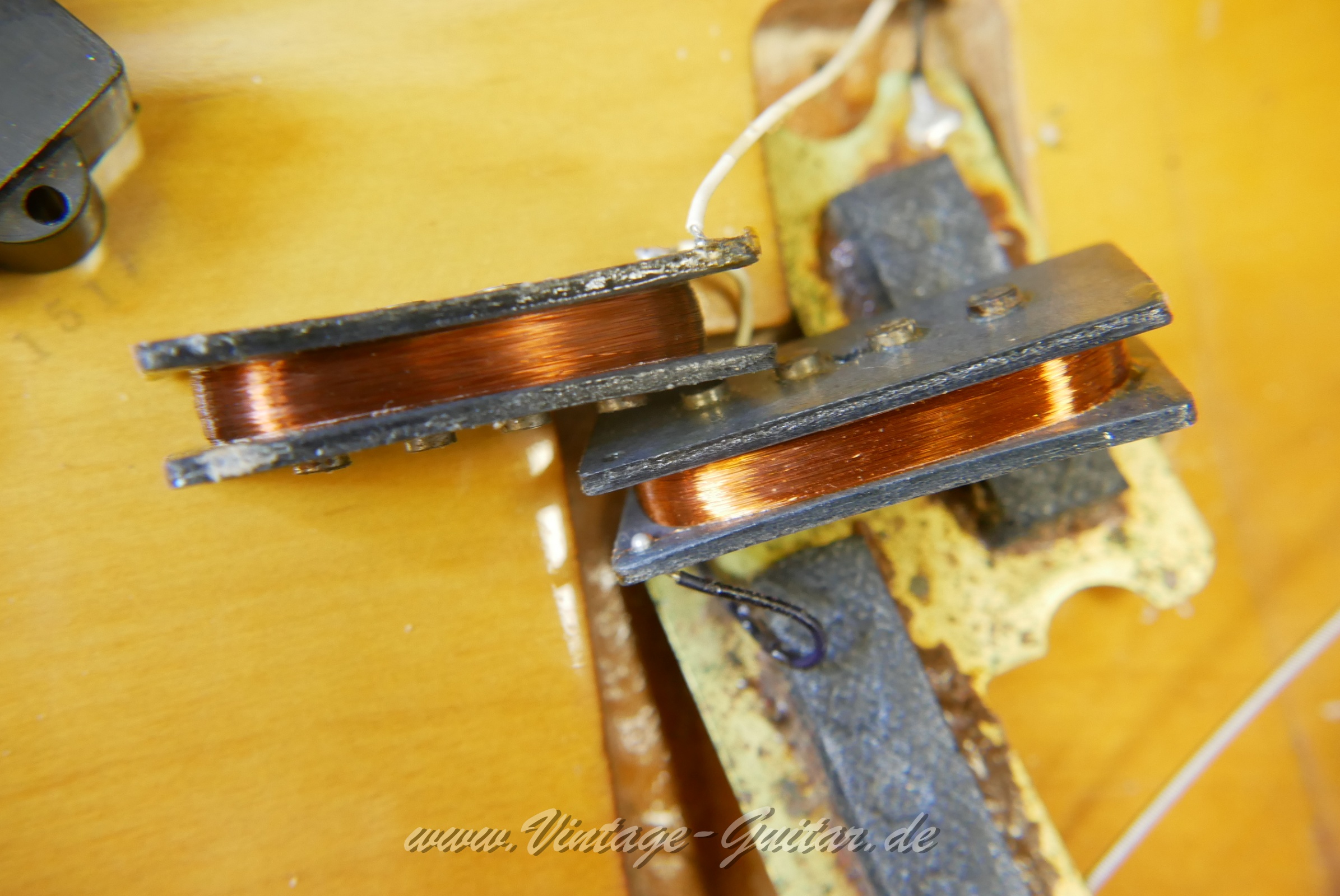 Fender_Precision_Bass_sunburst_1970-028.JPG