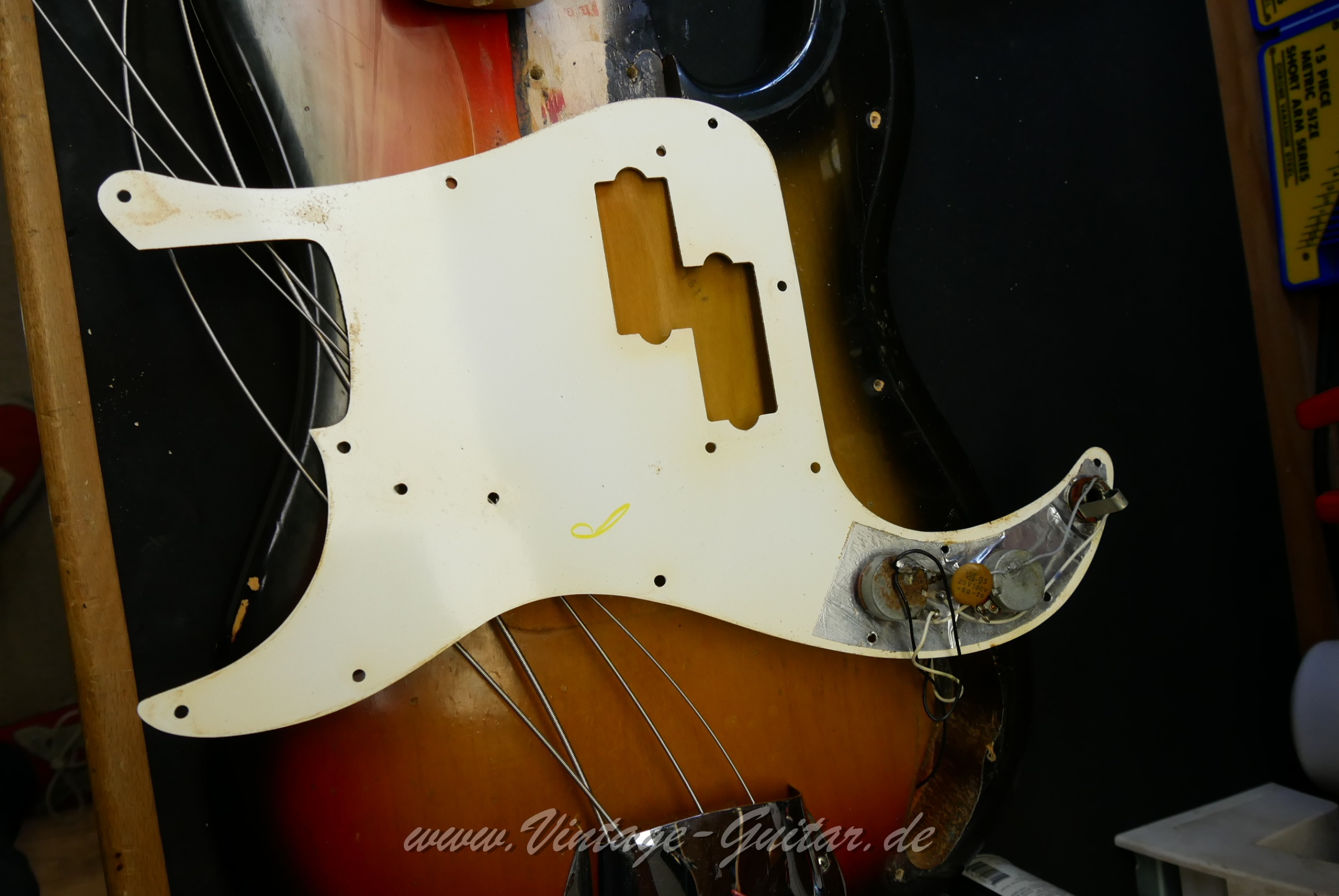 Fender_Precision_Bass_sunburst_1970-029.JPG