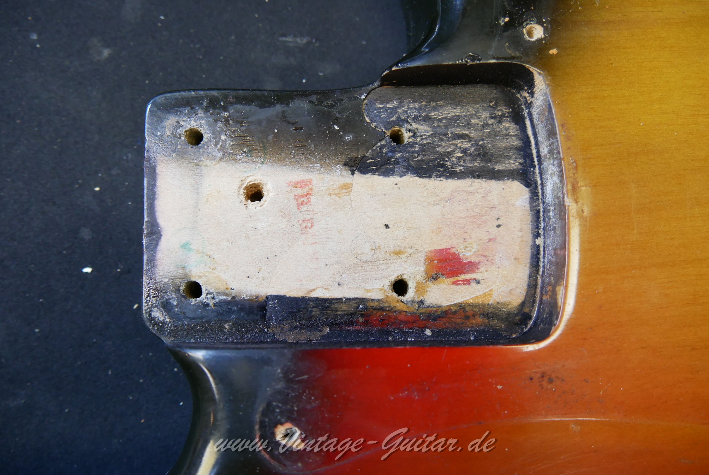 Fender_Precision_Bass_sunburst_1970-030.JPG