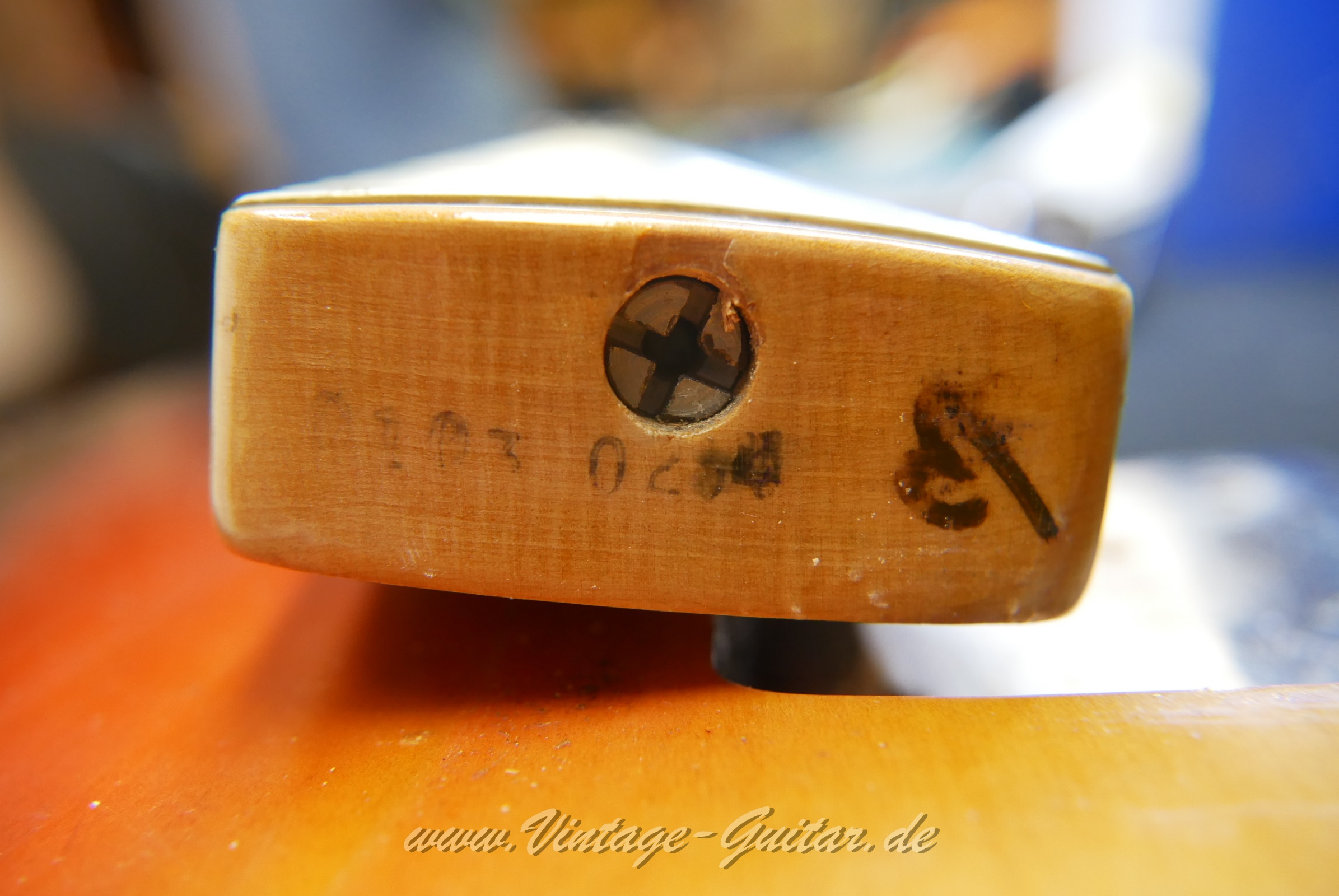 Fender_Precision_Bass_sunburst_1970-032.JPG