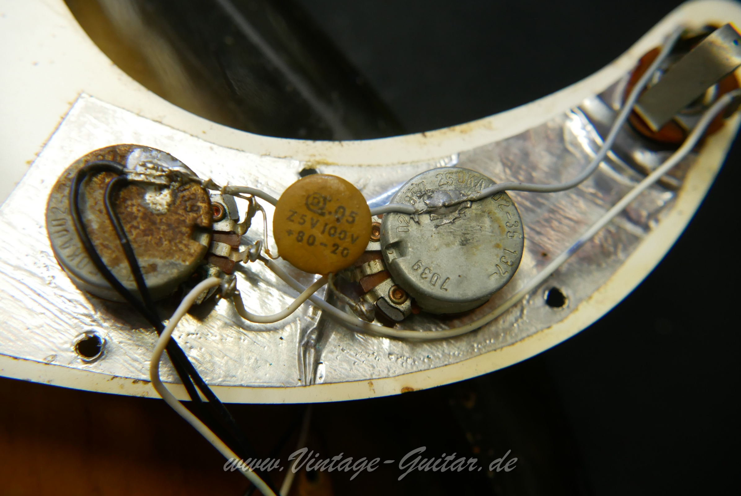 Fender_Precision_Bass_sunburst_1970-033.JPG