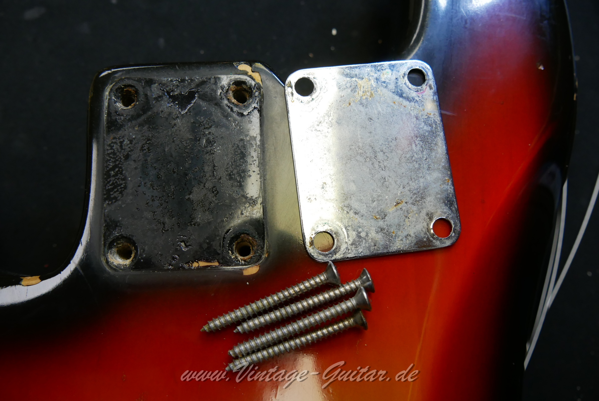 Fender_Precision_Bass_sunburst_1970-034.JPG