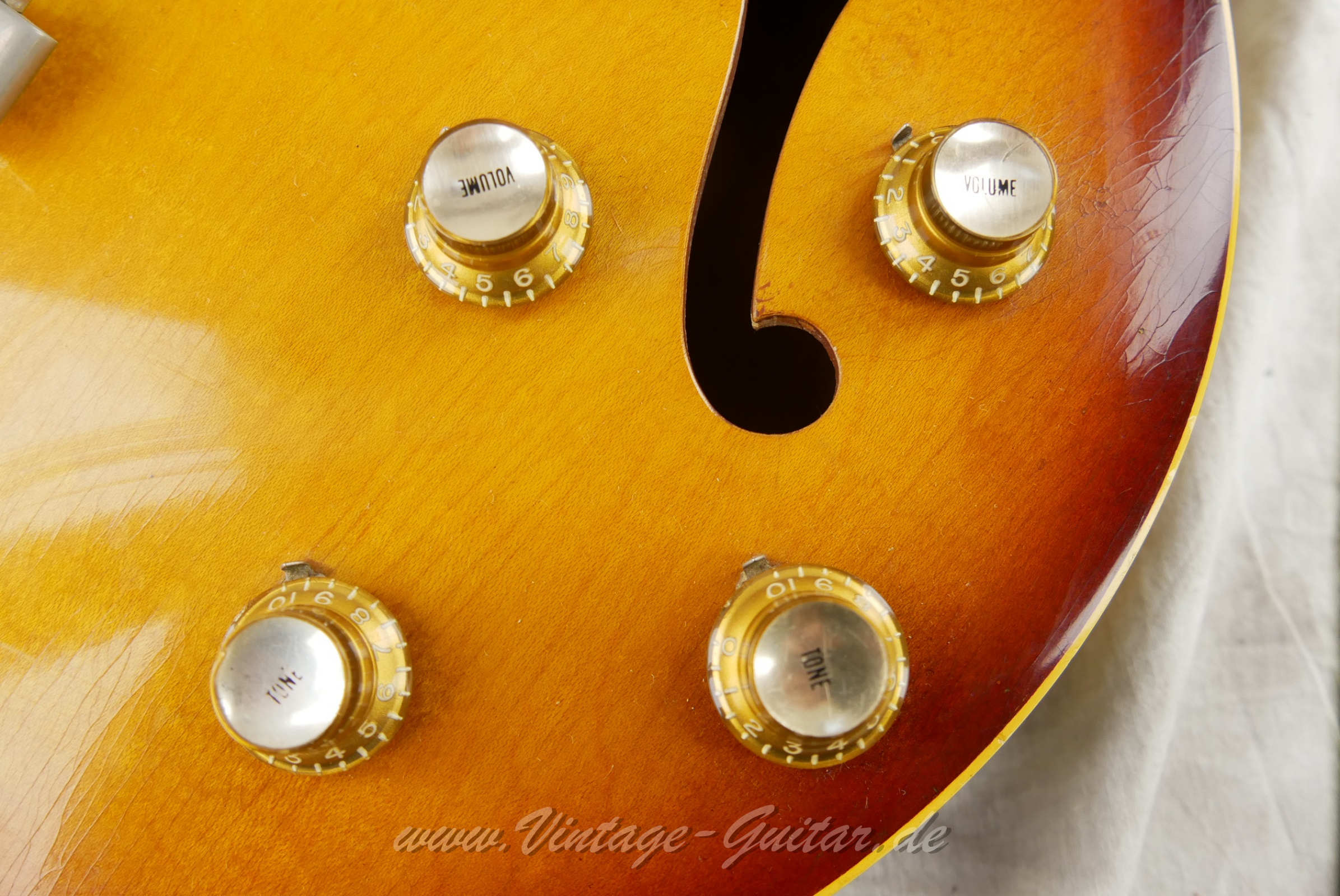Gibson-ES-330TD-1962-sunburst-020.JPG