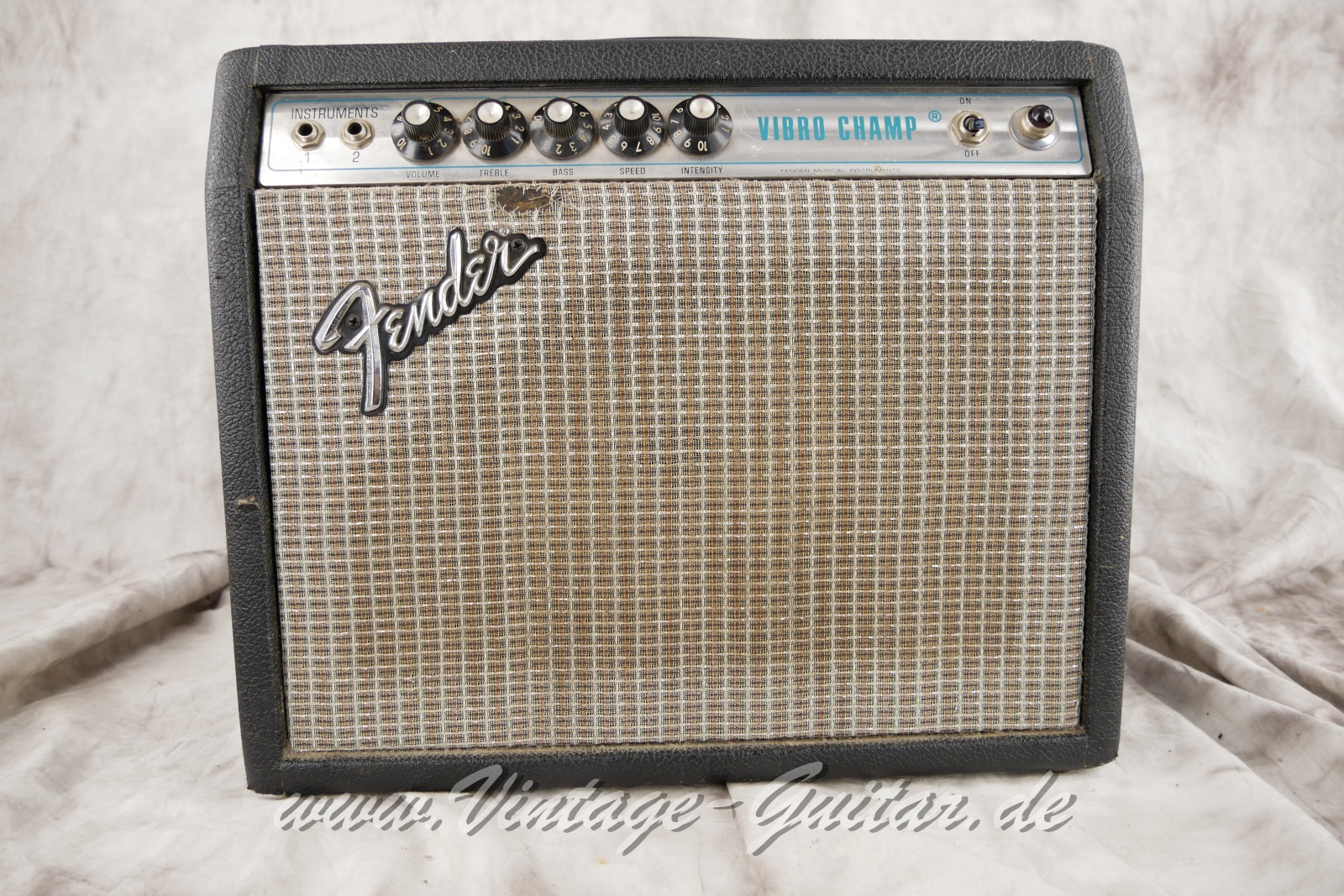 Fender_Vibro_Champ_silverface_1977-001.JPG