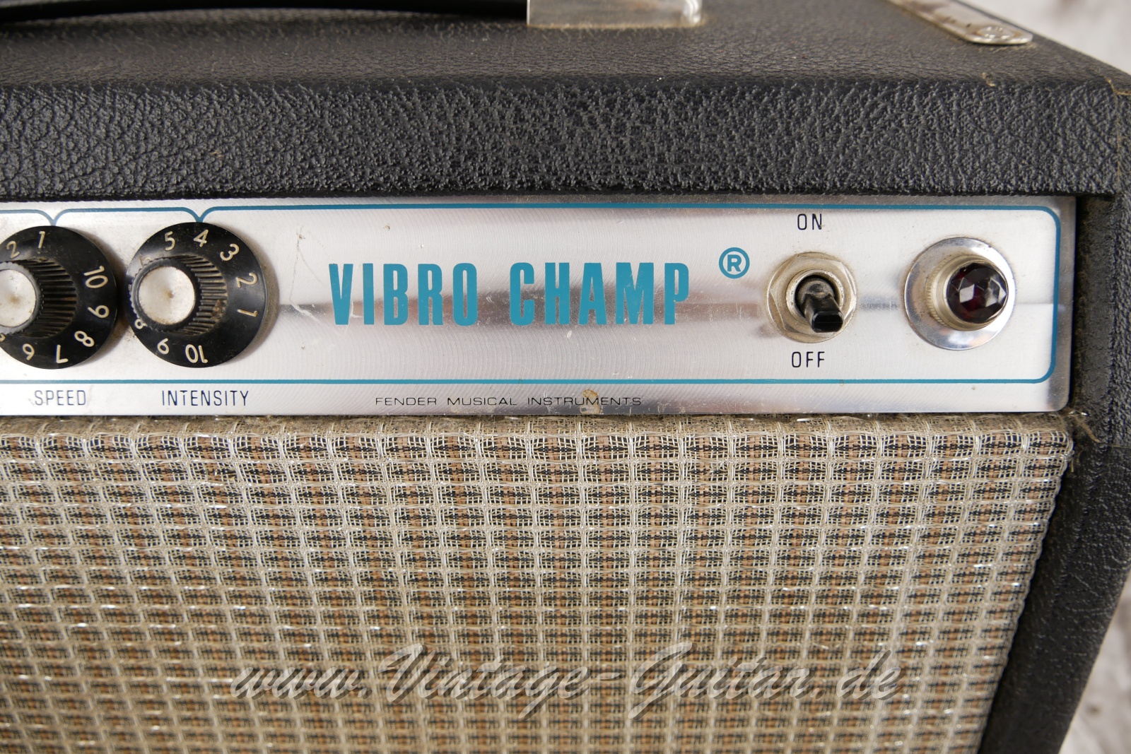 Fender_Vibro_Champ_silverface_1977-006.JPG