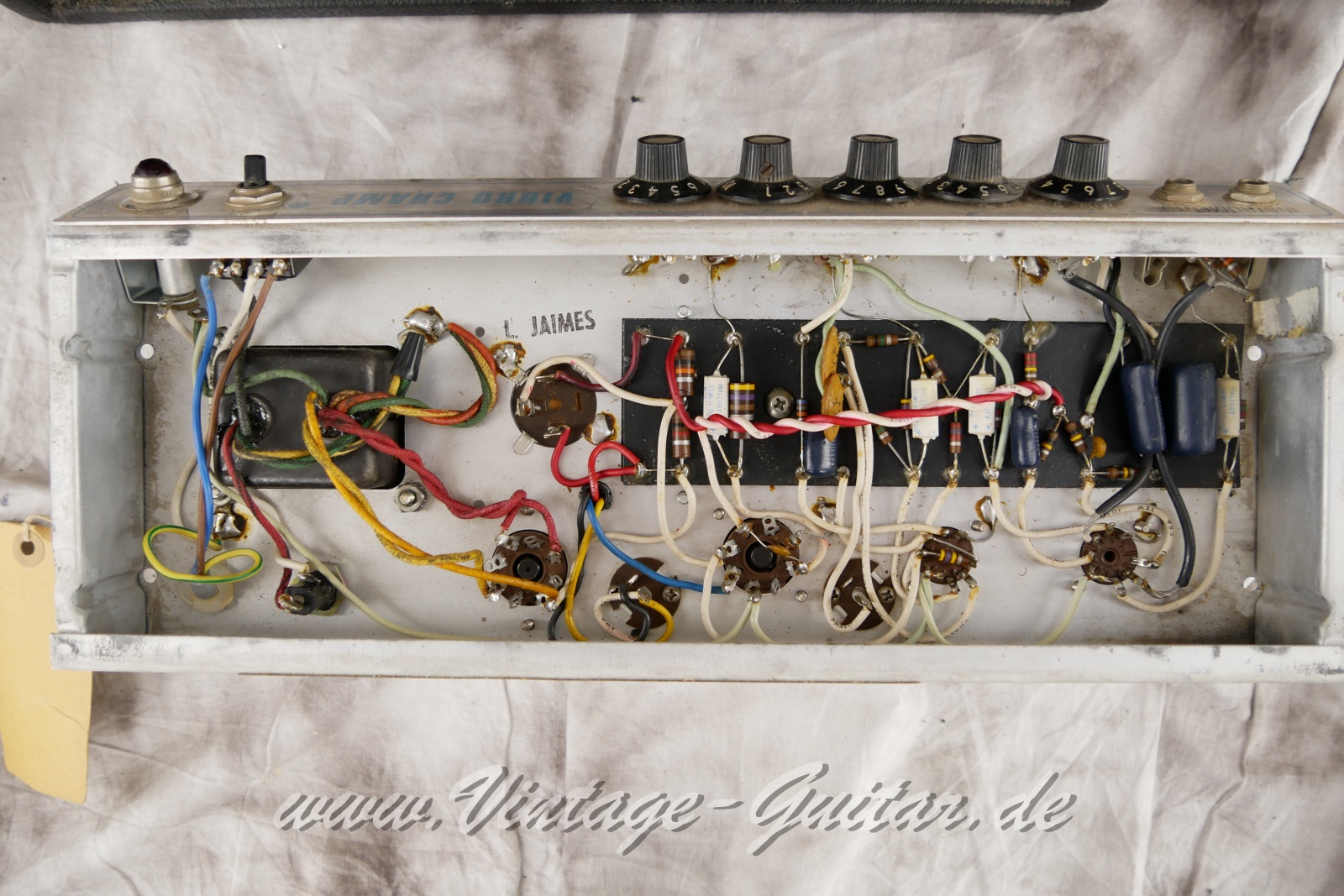 Fender_Vibro_Champ_silverface_1977-011.JPG