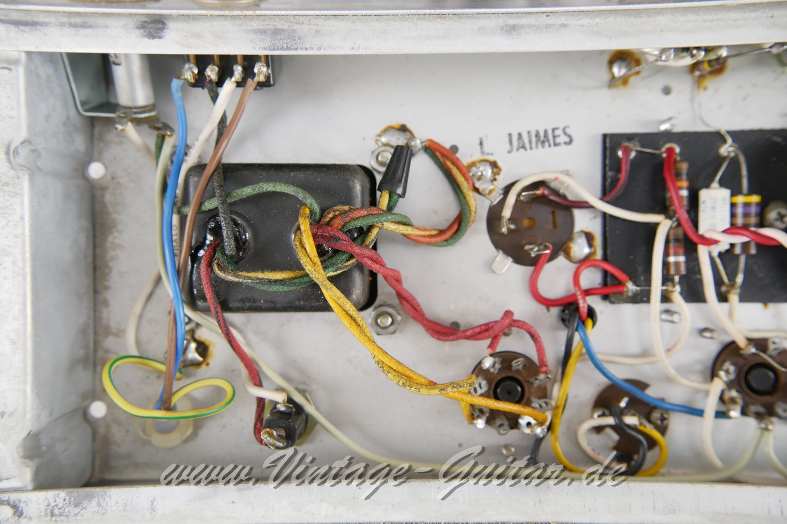 Fender_Vibro_Champ_silverface_1977-012.JPG