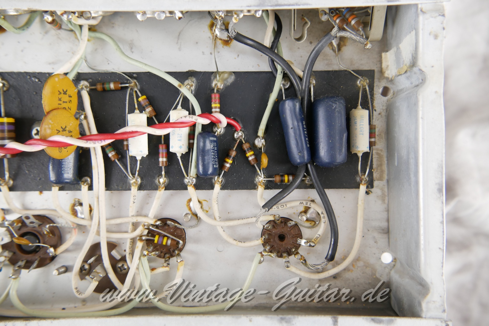 Fender_Vibro_Champ_silverface_1977-014.JPG