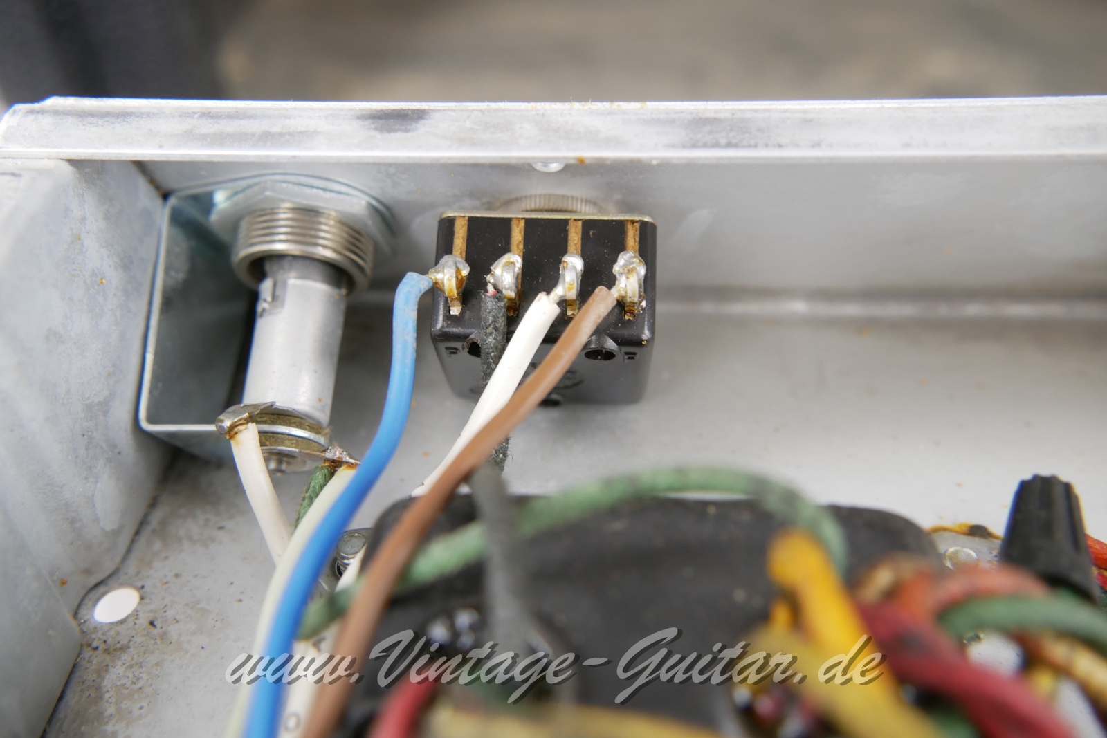 Fender_Vibro_Champ_silverface_1977-015.JPG