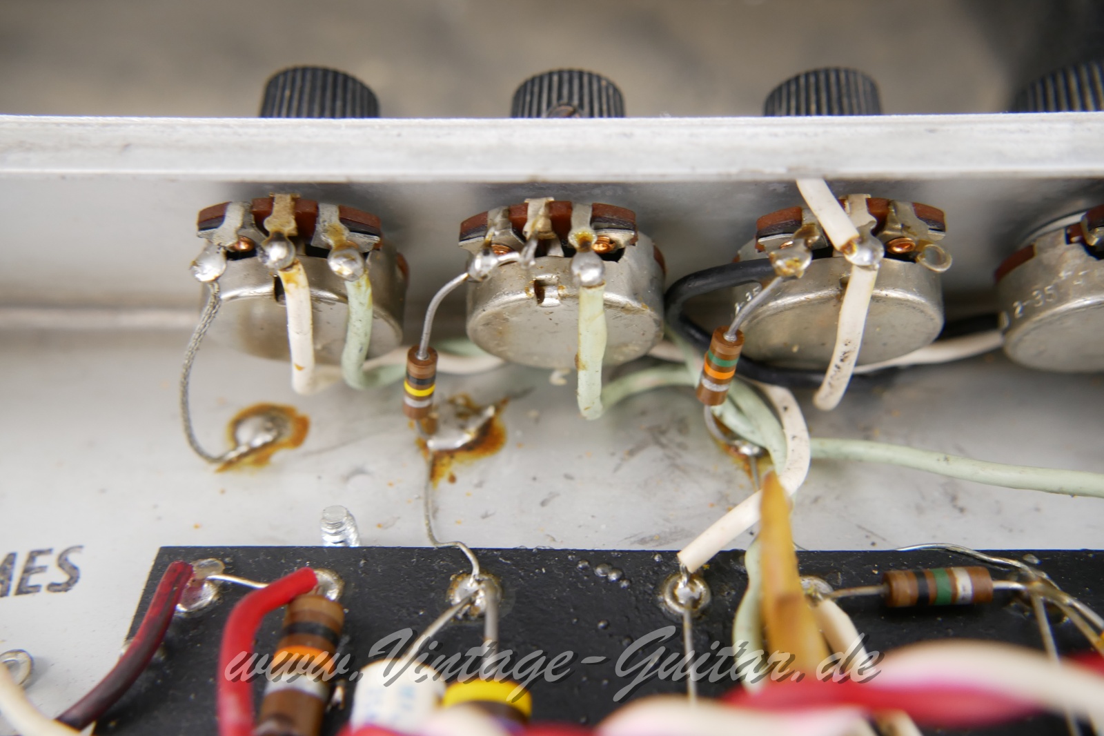Fender_Vibro_Champ_silverface_1977-016.JPG