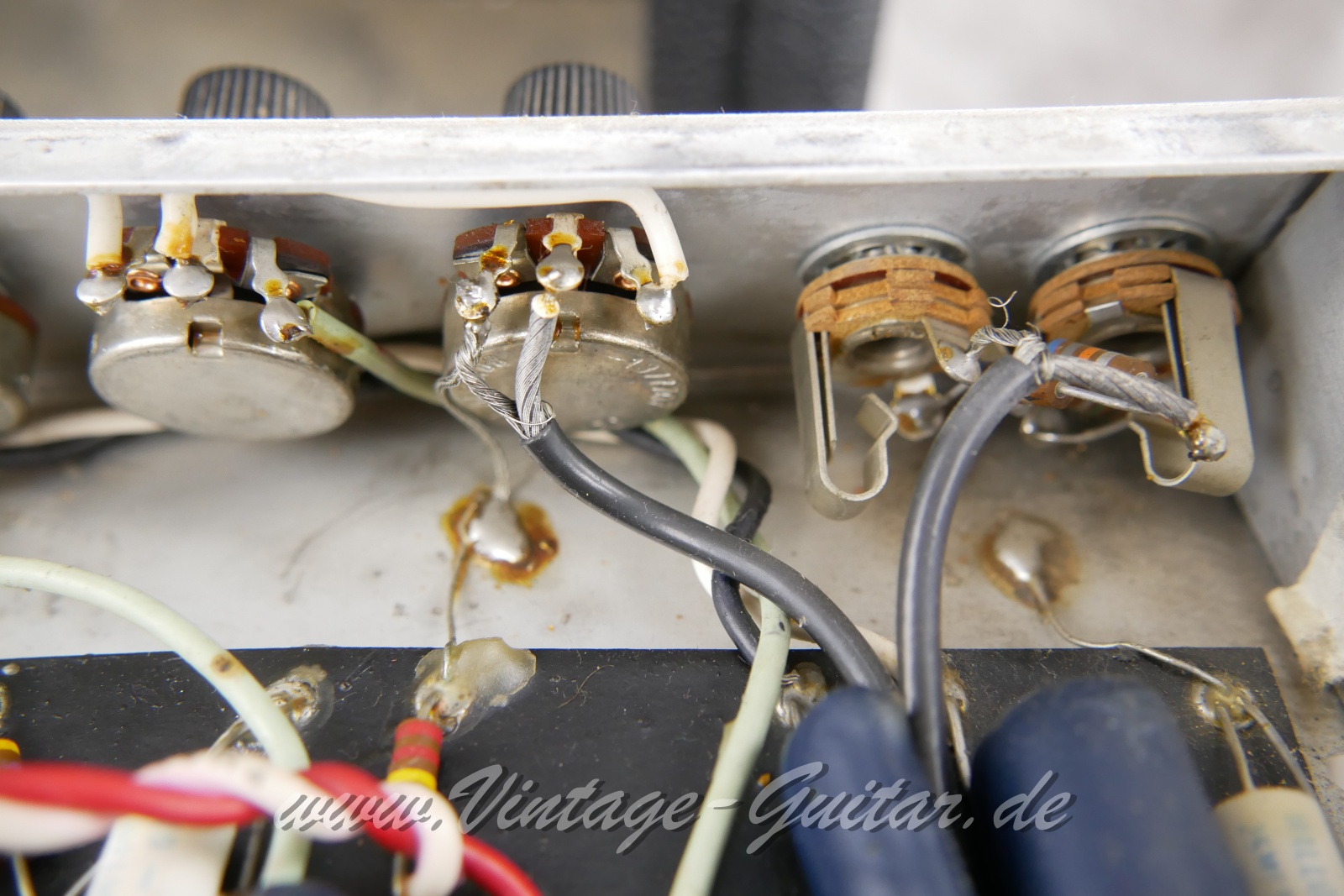 Fender_Vibro_Champ_silverface_1977-017.JPG