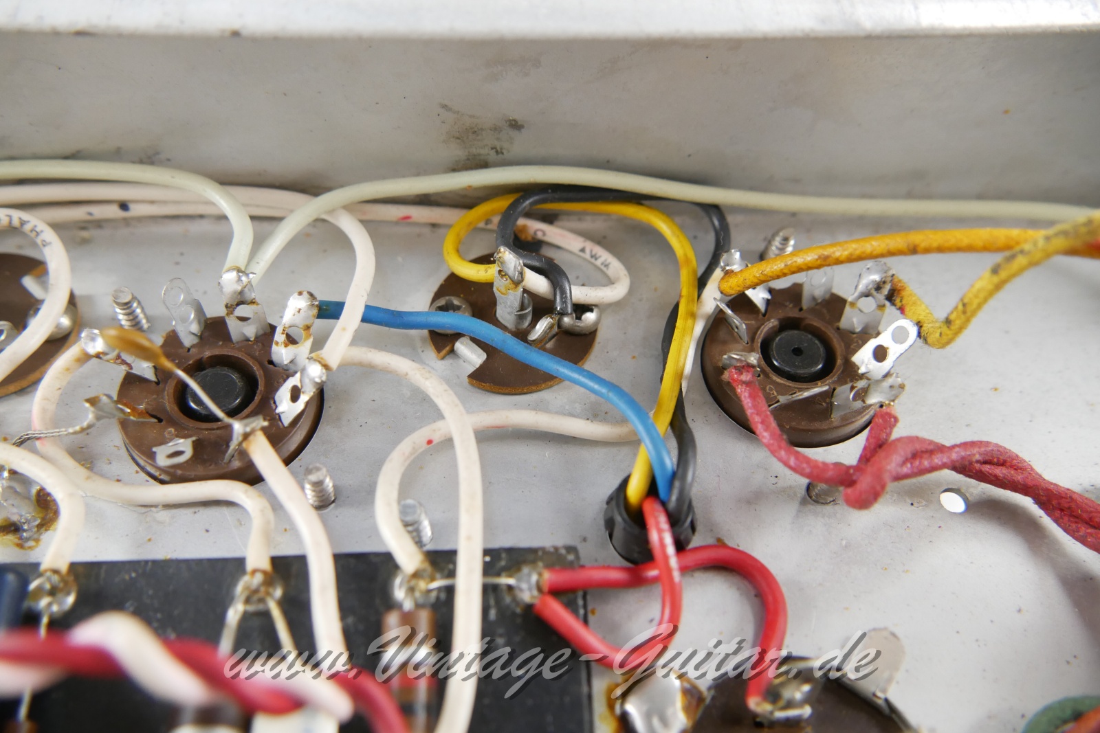Fender_Vibro_Champ_silverface_1977-019.JPG