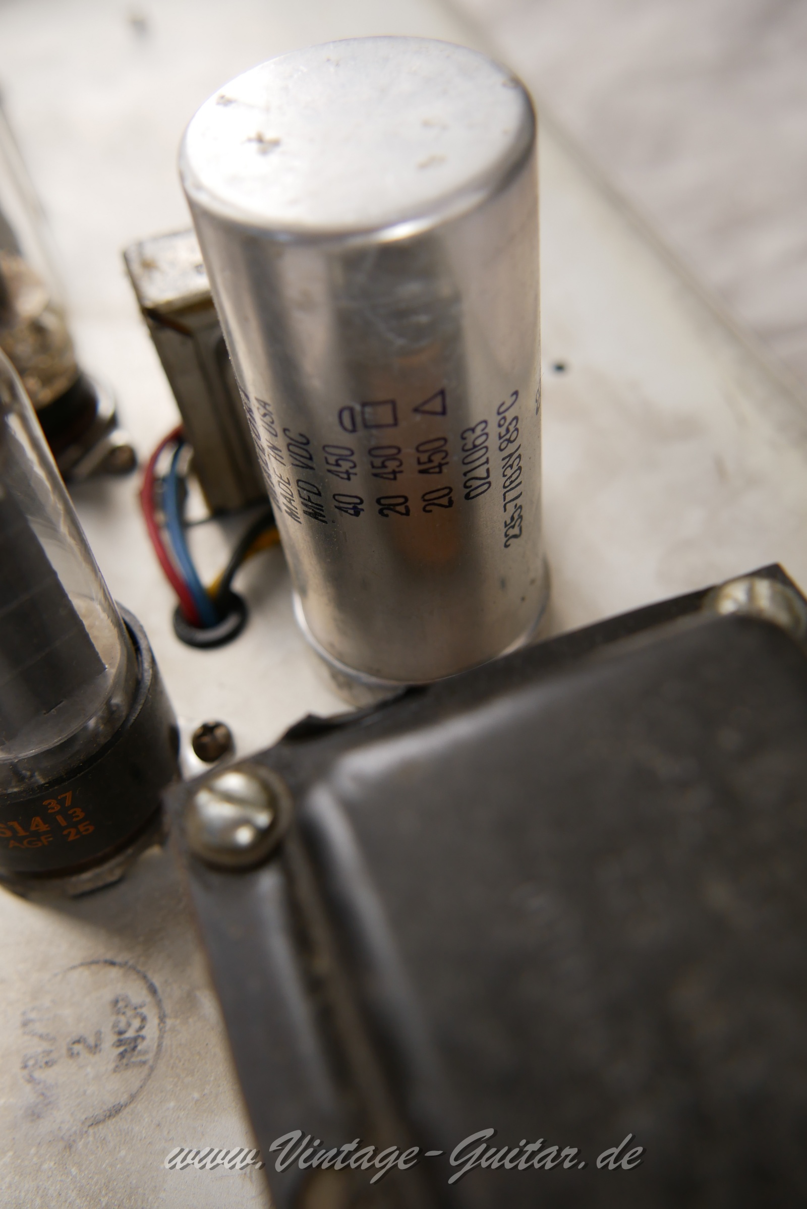 Fender_Vibro_Champ_silverface_1977-024.JPG