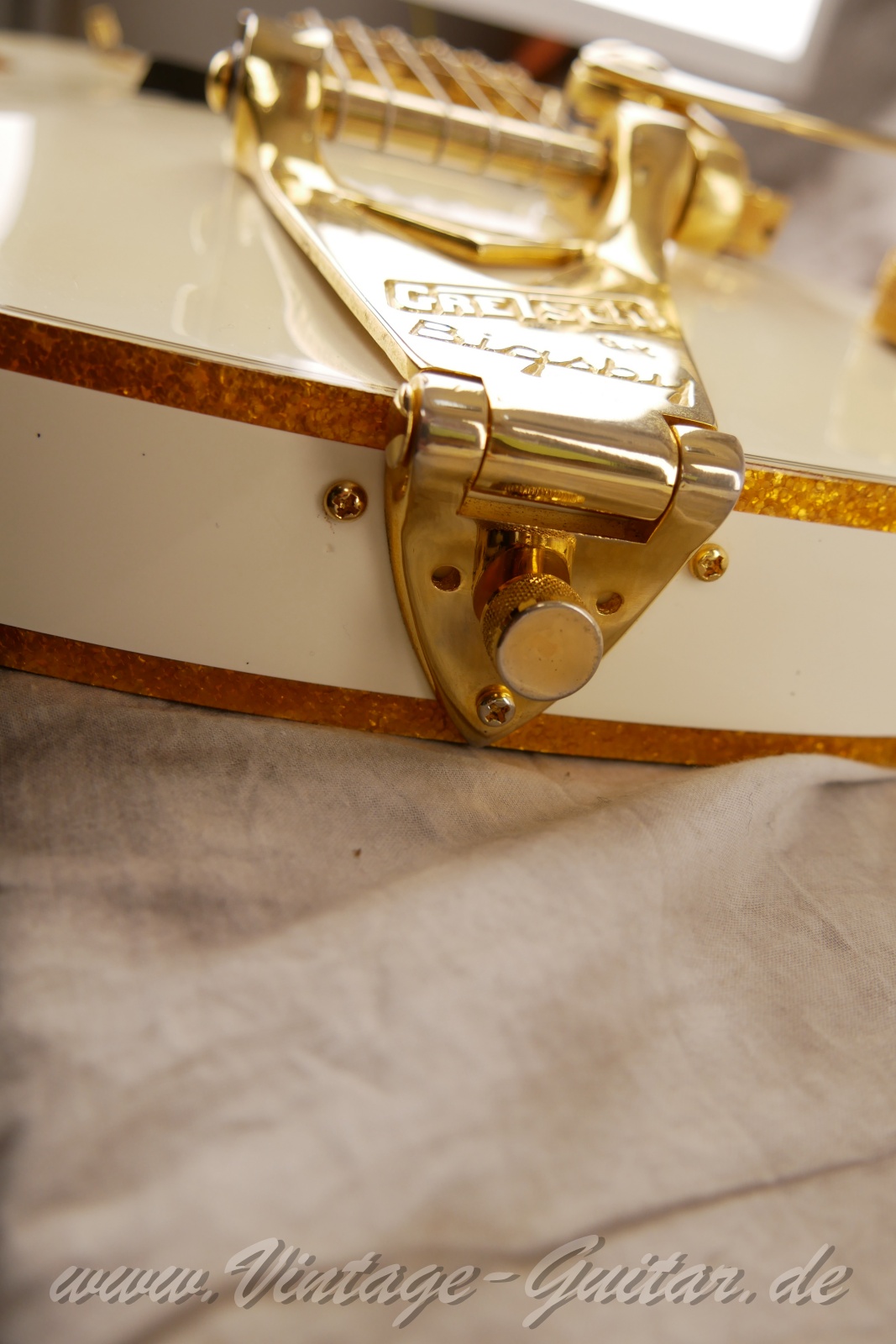 Gretsch_White_Pinguin_G6134_2009-016.jpg