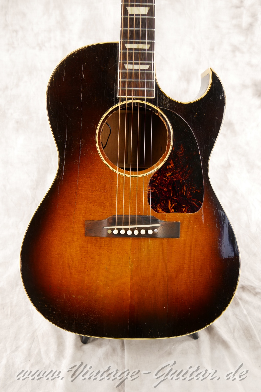 img/vintage/6523/Gibson_CF-100_Sunburst_1950-003.jpg