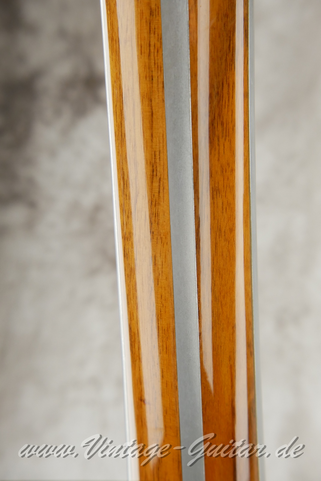 Kramer_450_B_Deluxe_fretless_natural_1977-021.JPG