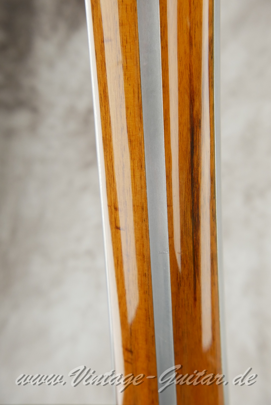 Kramer_450_B_Deluxe_fretless_natural_1977-022.JPG