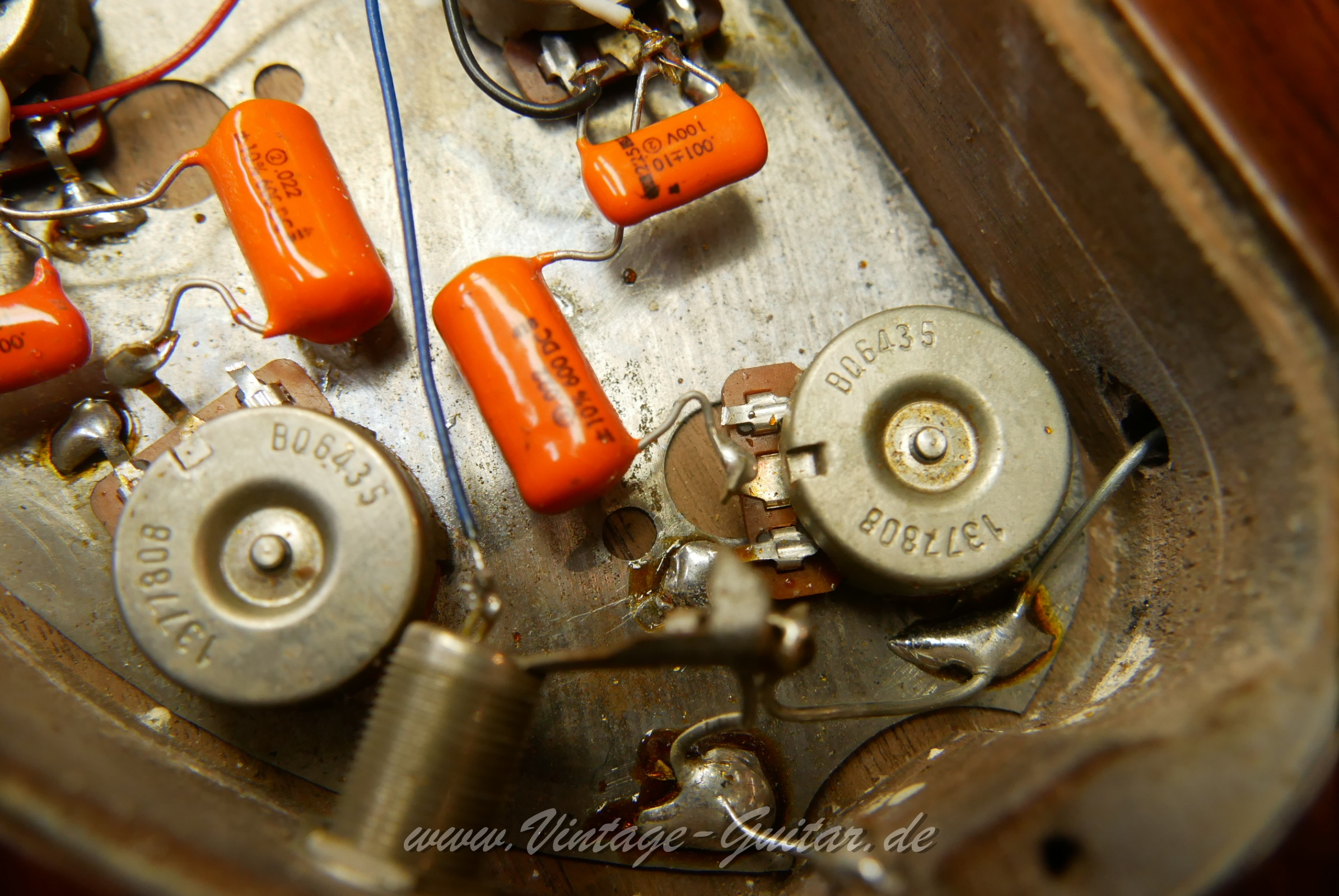 Kramer_450_B_Deluxe_fretless_natural_1977-031.JPG