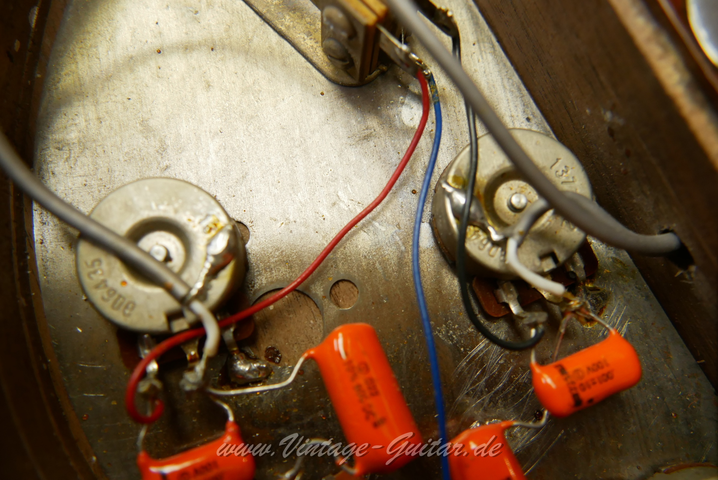 Kramer_450_B_Deluxe_fretless_natural_1977-032.JPG