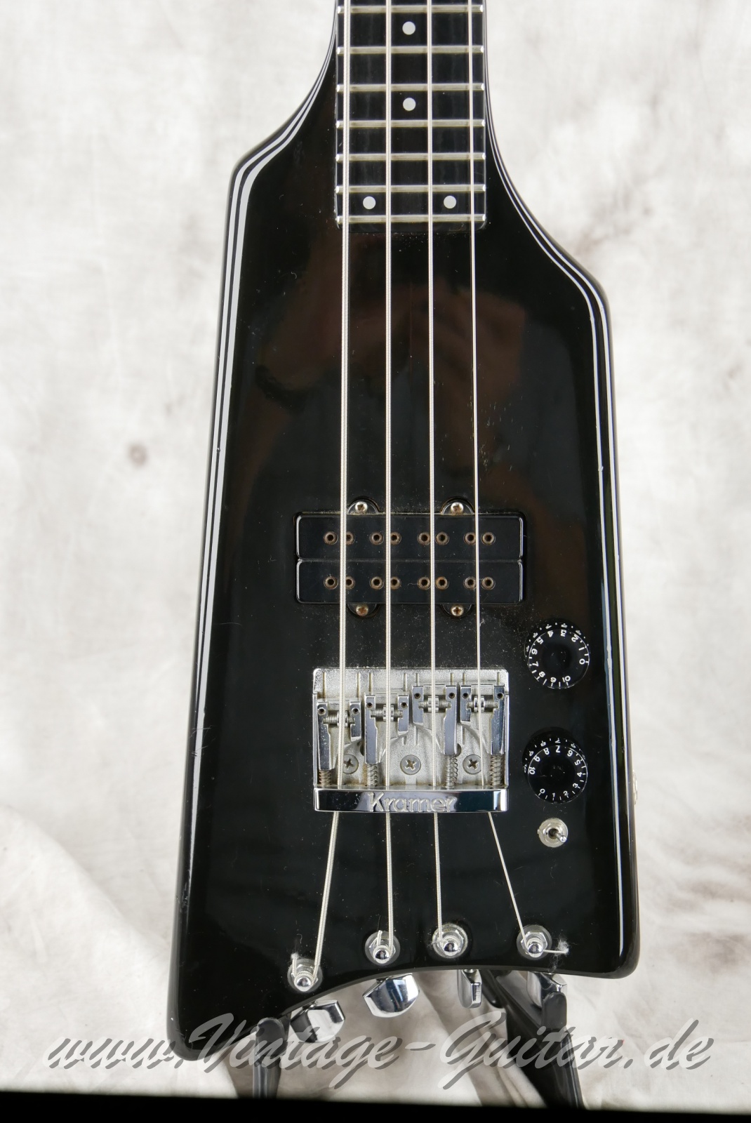Kramer_The_Duke_Deluxe_headless_black_1982-005.JPG