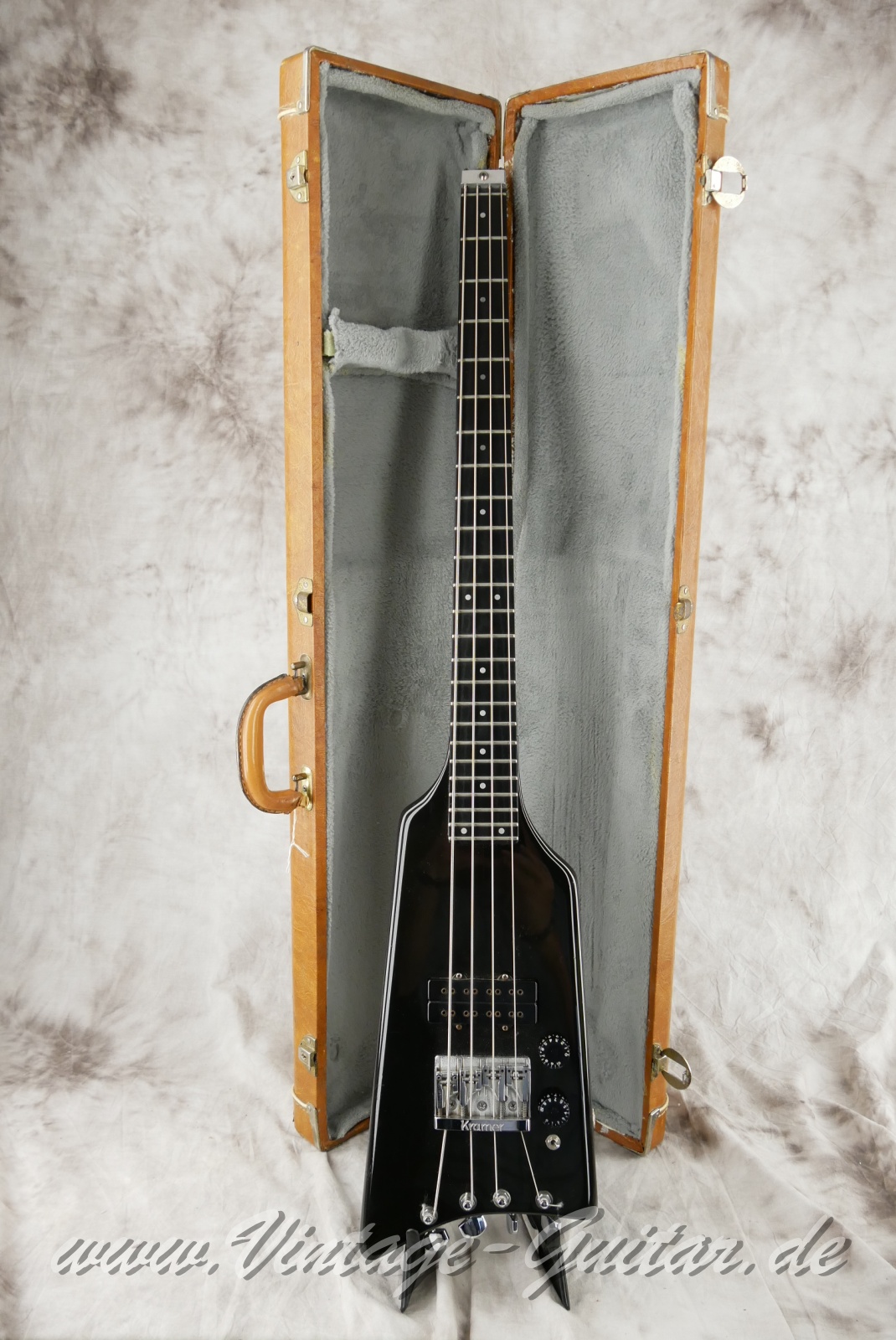 Kramer_The_Duke_Deluxe_headless_black_1982-018.JPG