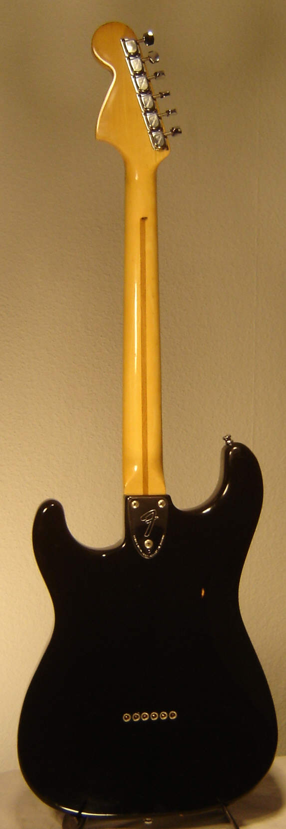 Fender_Stratocaster_1980_black_nontrem-b.jpg