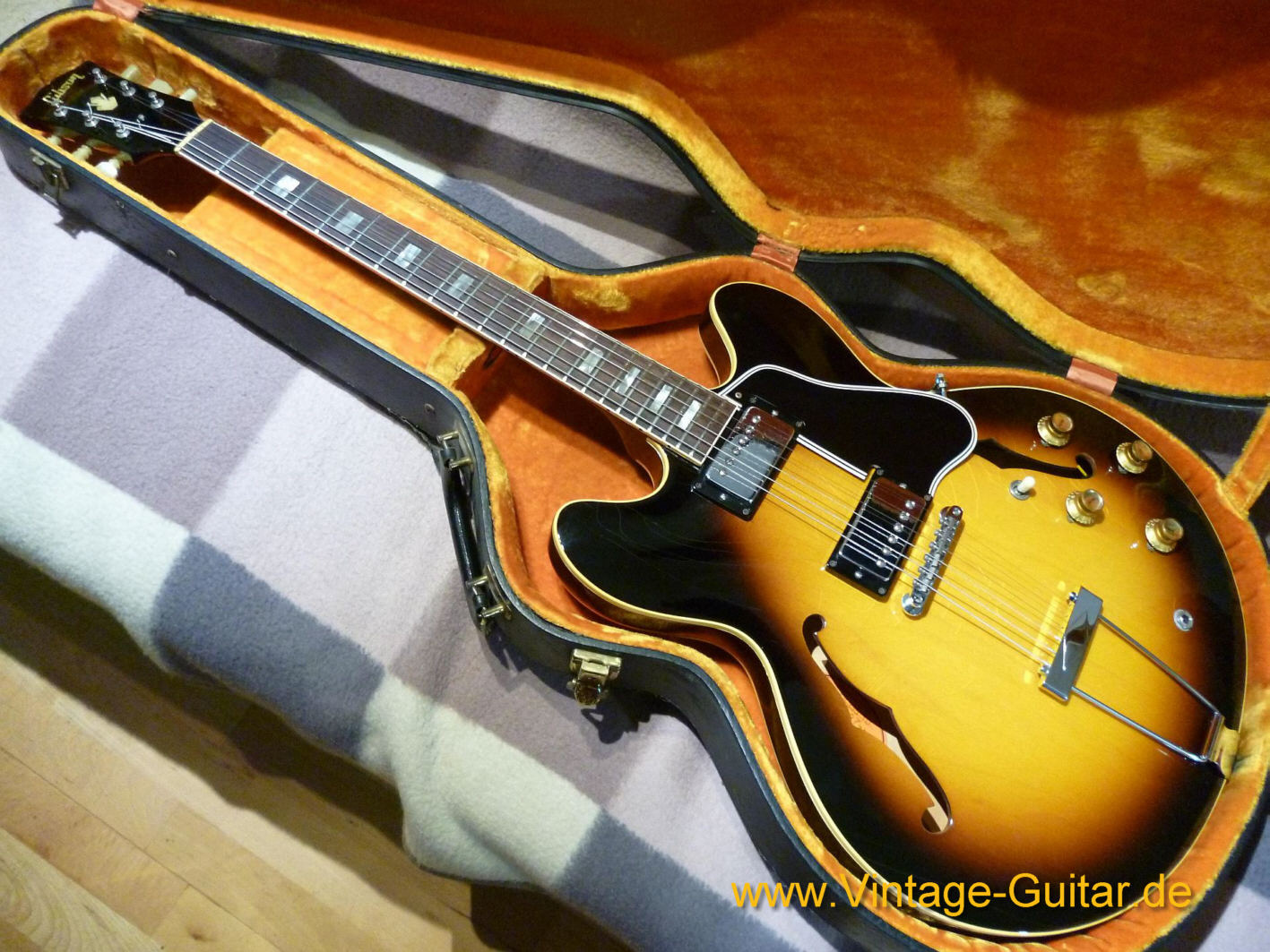 Gibson-ES-335-TD-1966-sunburst-a.jpg