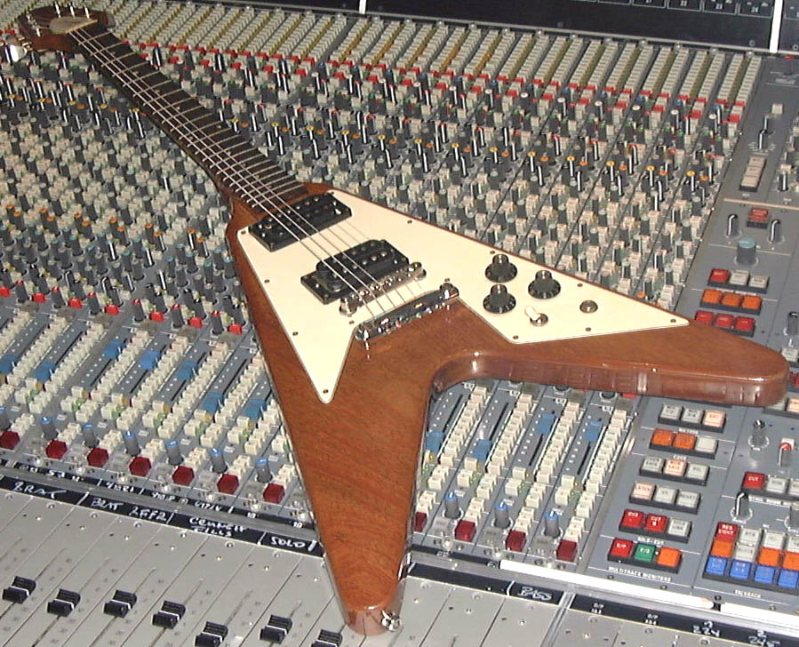 flying_v_on_neve_1_work.jpg