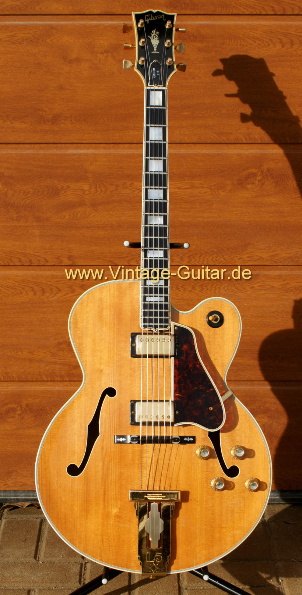 Gibson-L5-CES-natural-1977_1.jpg
