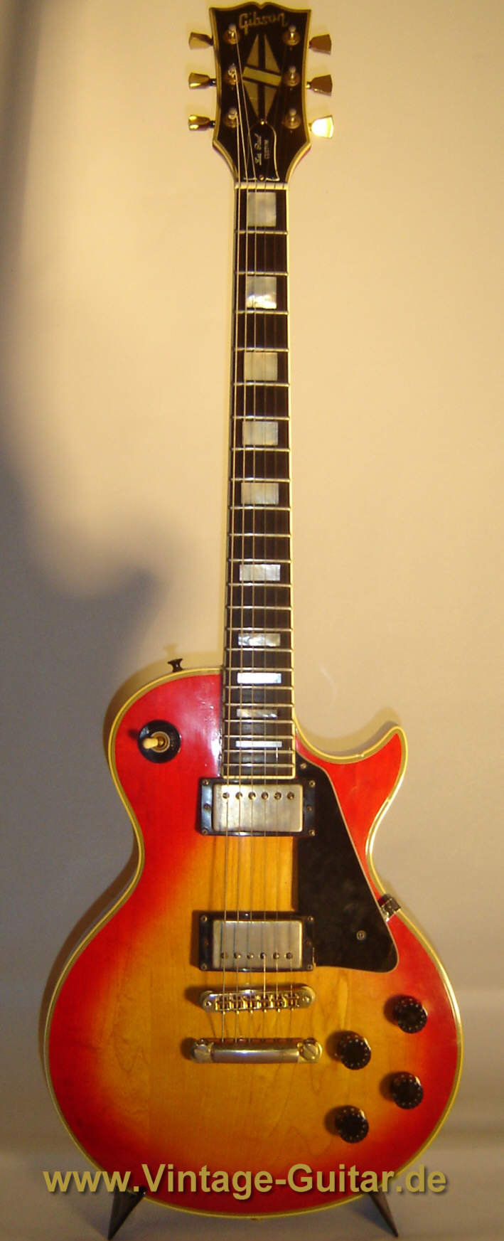 Gibson_Les_Paul_Custom_1979_Cherry_bust.jpg