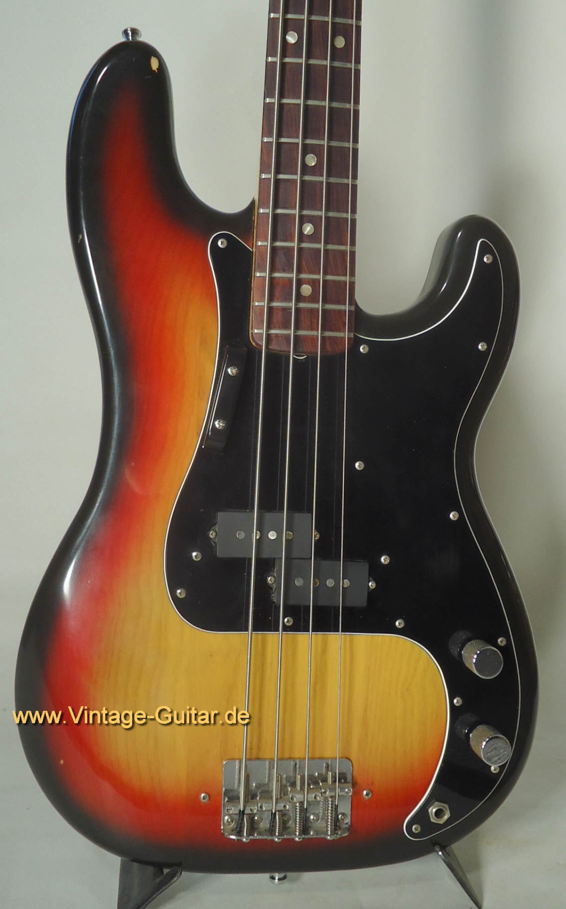 Fender-Precision-1979-sunburst_a.jpg