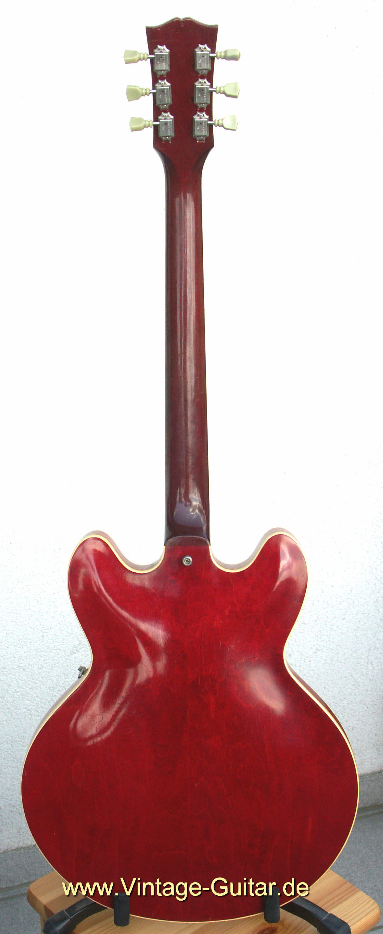 Gibson_ES-335_1964_red_back.jpg