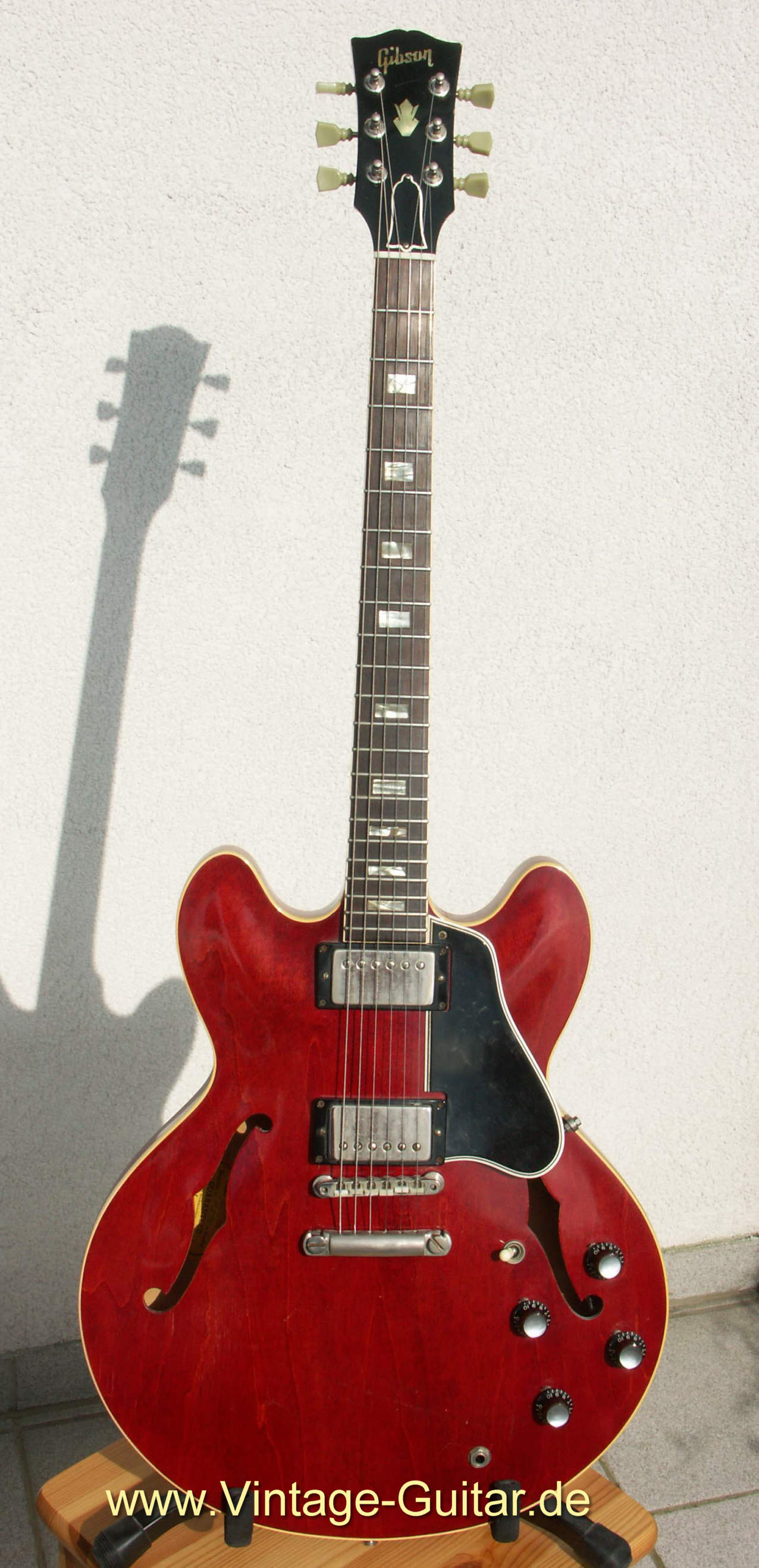 Gibson_ES-335_1964_red_front.jpg