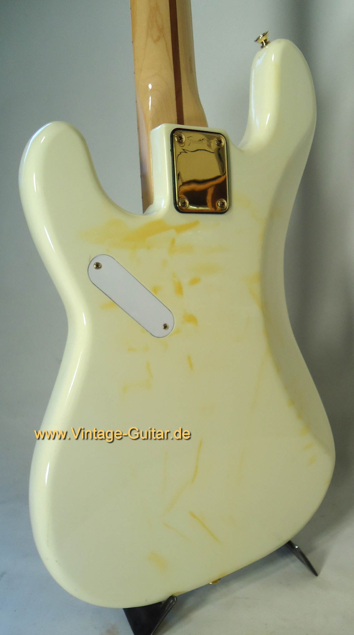 Fender-Precision-Special-1982-white-body-d.jpg