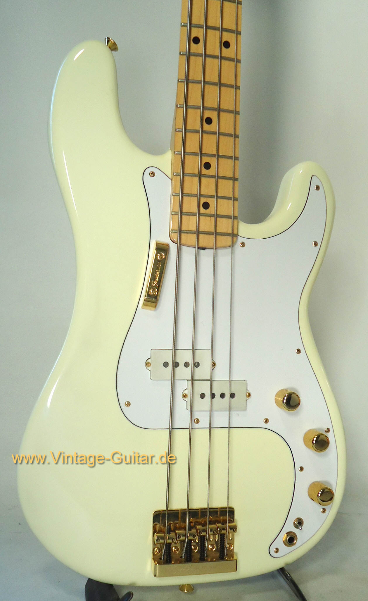 Fender-Precision-Special-1982-white-body.jpg