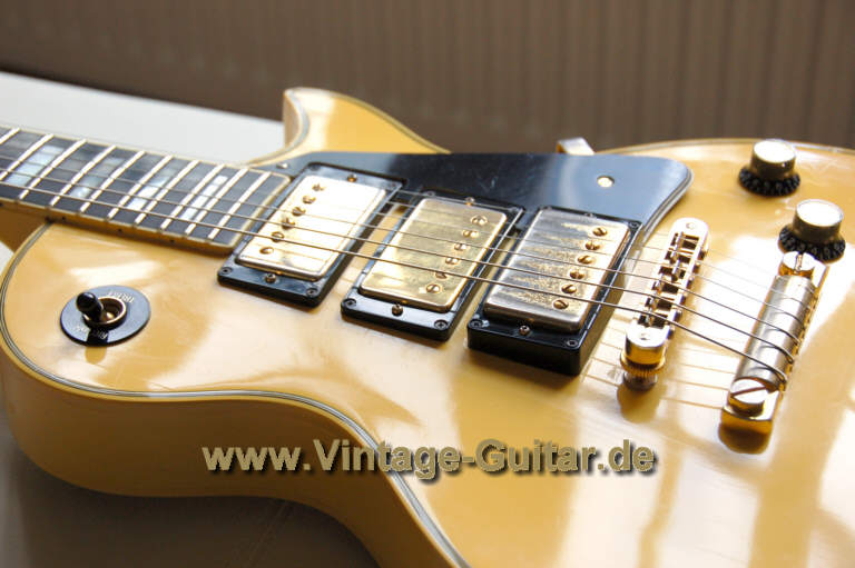 Gibson_Les_Paul_Custom_White_close.jpg