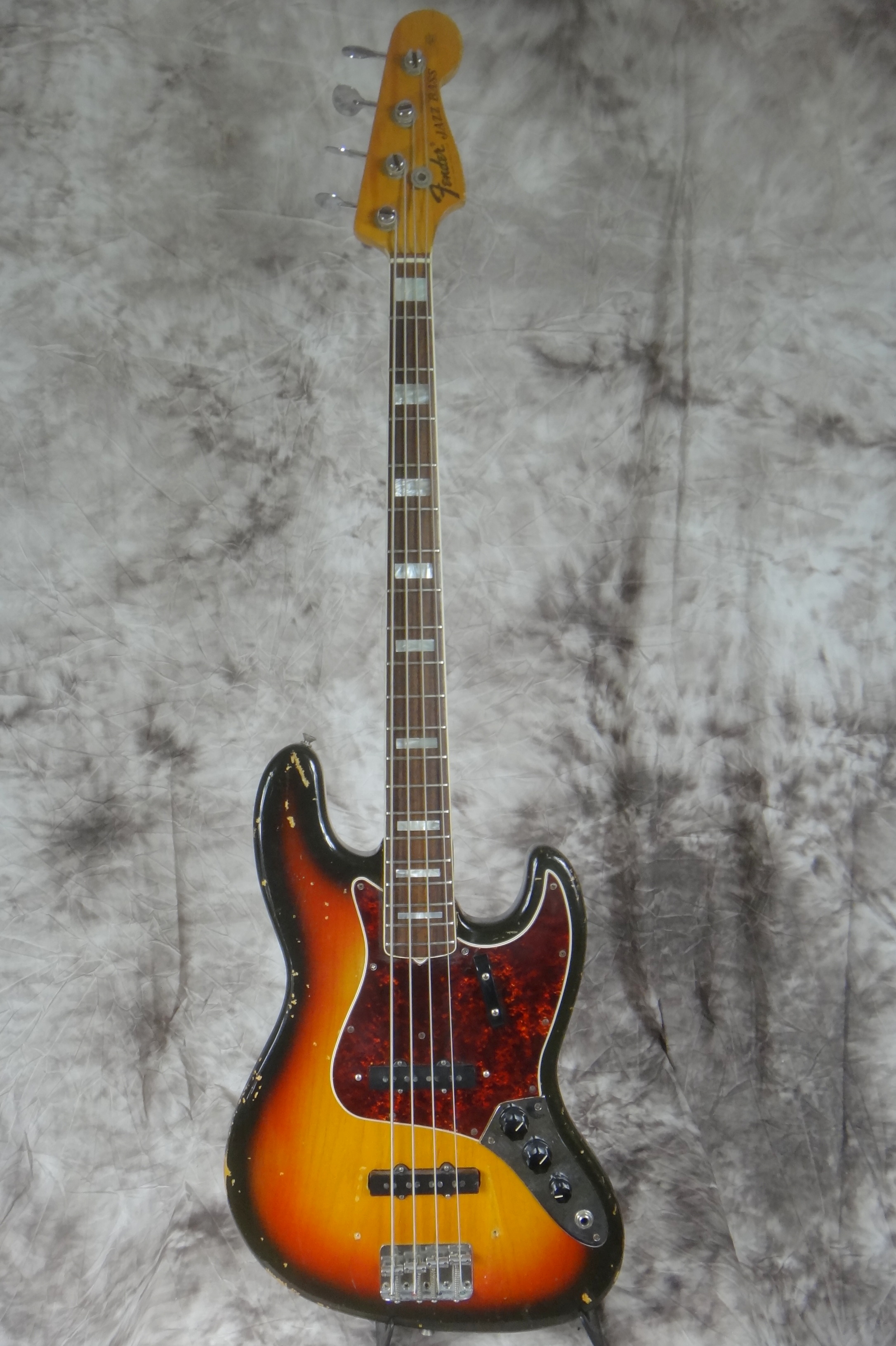 Fender-Jazz-Bass-1968-sunburst-.JPG