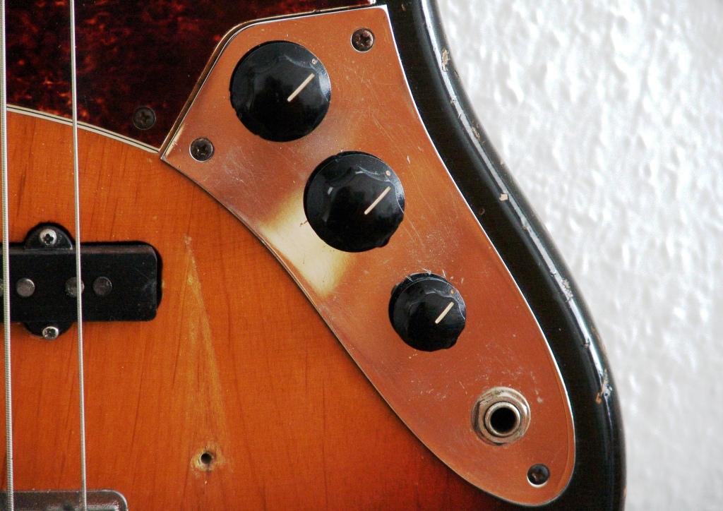 Fender-Jazz-Bass-1968-sunburst-005.jpg