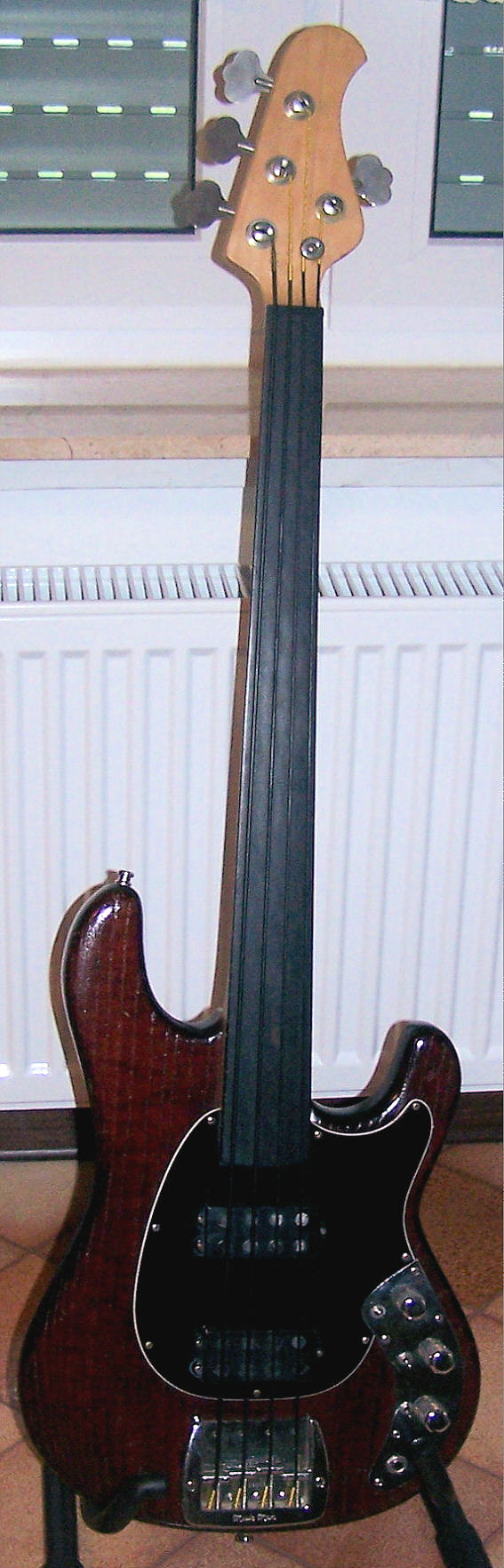 Musicman-Sabre-fretless-1.jpg