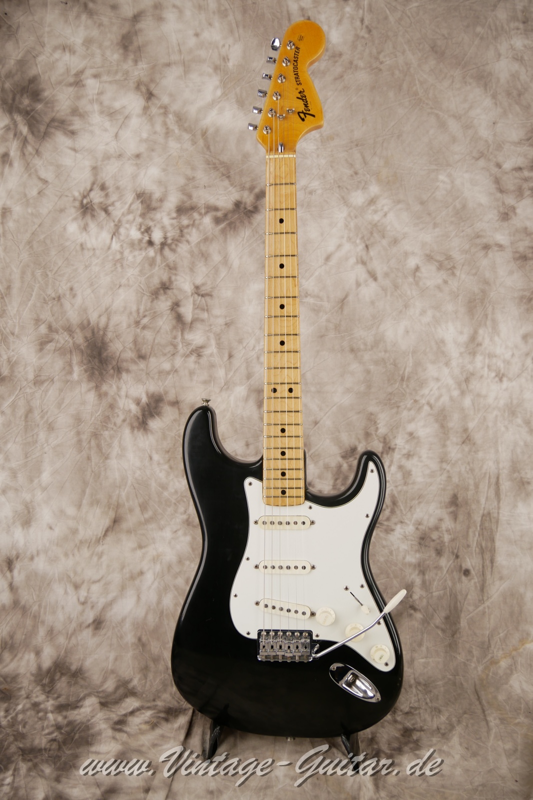 Fender-Stratocaster-1973-black-001.jpg Fender-Stratocaster-1973-black-001.jpg